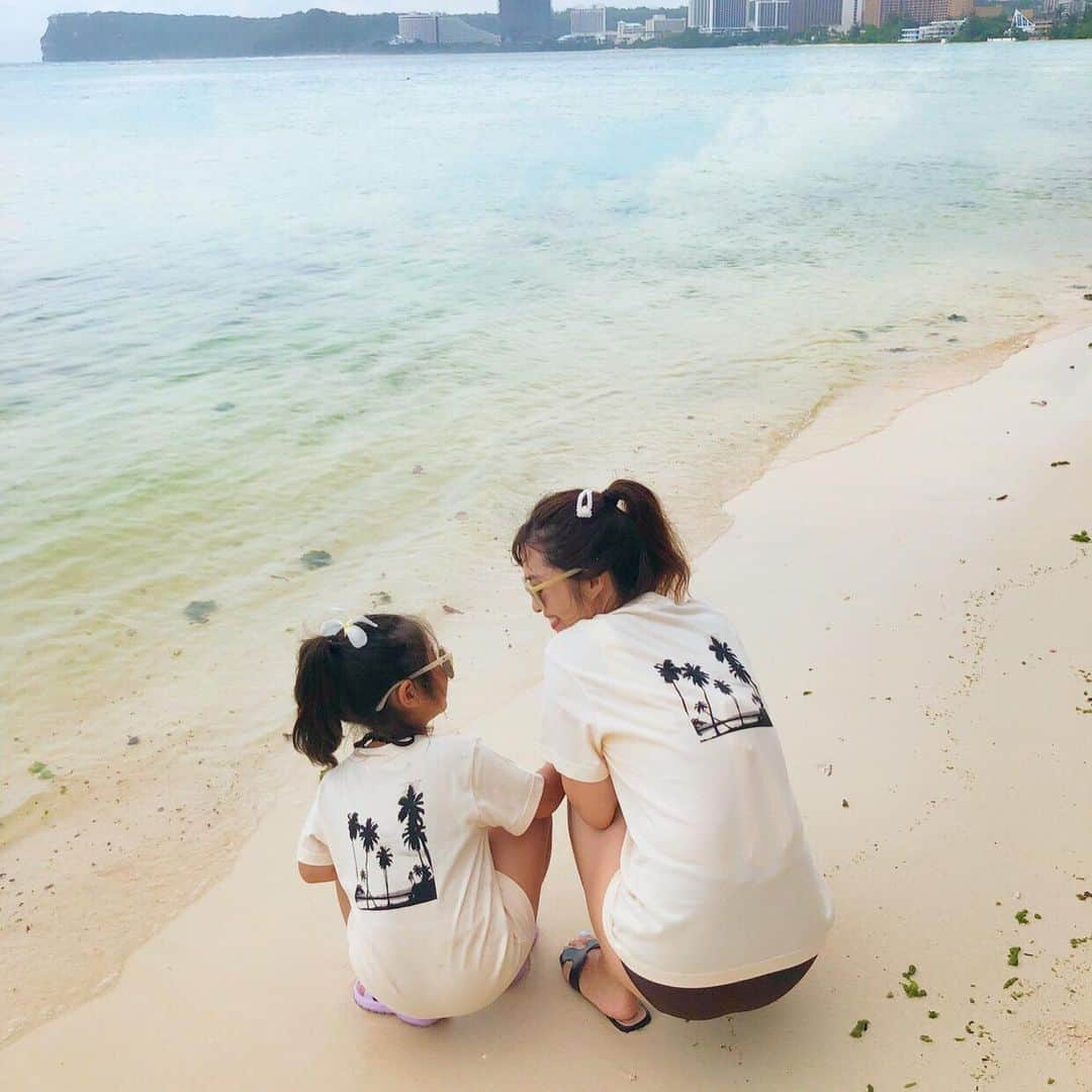 manamisotayutaさんのインスタグラム写真 - (manamisotayutaInstagram)「#GUAM 🏖👙 楽しかったなぁ💕 また行けるようにがんばろっ✨ ・ GUAMに着て行きたかったTシャツ👕 @cheri__official_  のだよー❤︎ @mii_wear  さんプロデュースのブランドが 本日10日からデビュー❤️❤️ 親子リンクできるブランド❤︎ バックプリントかわいいなぁ🏝 前の首元のさりげないロゴも😍 注目のブランド、ぜひチェックしてみてね💕 ＊ ＊ ＊ #cheri_kids#cheri #親子コーデ#親子リンクコーデ #双子コーデ #ふたごコーデ  #instaguam#trip#グアム#グアム旅行#夏休み#ママタビジョ #trip#海#sea#リゾート #カベジョ#gw_mag #Tシャツ#Tシャツコーデ#海大好き #タビジョ#女子旅  #mamagirl #ponte_fashion #ルーファ #mineby3mootd」8月10日 6時24分 - manamisotayuta