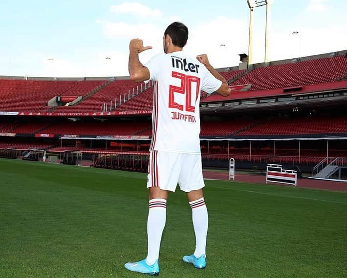 São Paulo FCさんのインスタグラム写真 - (São Paulo FCInstagram)「🗣 “Estou muito feliz em ser Tricolor e quero dizer aos torcedores que vou dar a minha vida por eles, porque são todos parte da minha família agora. O São Paulo é o maior do Brasil e da América” (Juanfran) 🇾🇪 #LaCasaDeJuan ⠀⠀⠀⠀⠀⠀⠀⠀⠀ 📸 Rubens Chiri / saopaulofc.net」8月10日 6時26分 - saopaulofc