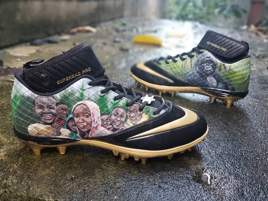 エレン・デジェネレスさんのインスタグラム写真 - (エレン・デジェネレスInstagram)「How incredible is this? @DrewBrees is wearing these tonight in the pregame against the Vikings, and next week the Brees Dream Foundation is gonna raffle them off!」8月10日 6時29分 - ellendegeneres