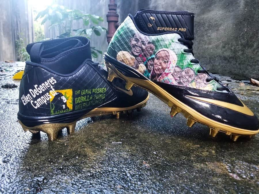 エレン・デジェネレスさんのインスタグラム写真 - (エレン・デジェネレスInstagram)「How incredible is this? @DrewBrees is wearing these tonight in the pregame against the Vikings, and next week the Brees Dream Foundation is gonna raffle them off!」8月10日 6時29分 - ellendegeneres