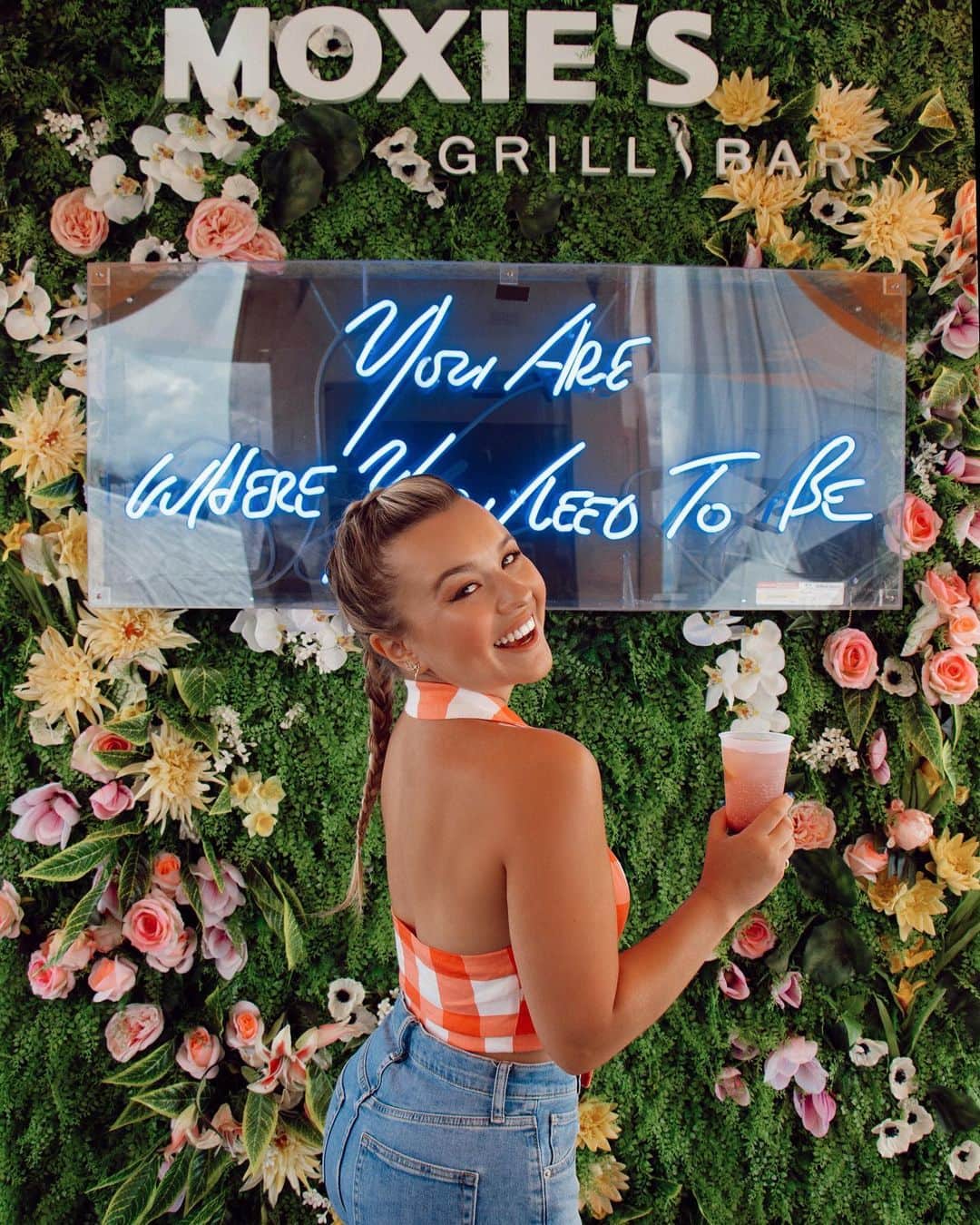 トーリ・ウェブスターのインスタグラム：「Can confirm, this is where I need to be 🍋🧡 swing by the @moxies_official Hard Lemonade Pop-Up @bootsandhearts this weekend in the VIP section 🙌🏻 #SqueezeSummerHard #MoxiesHardLemonade #ad」