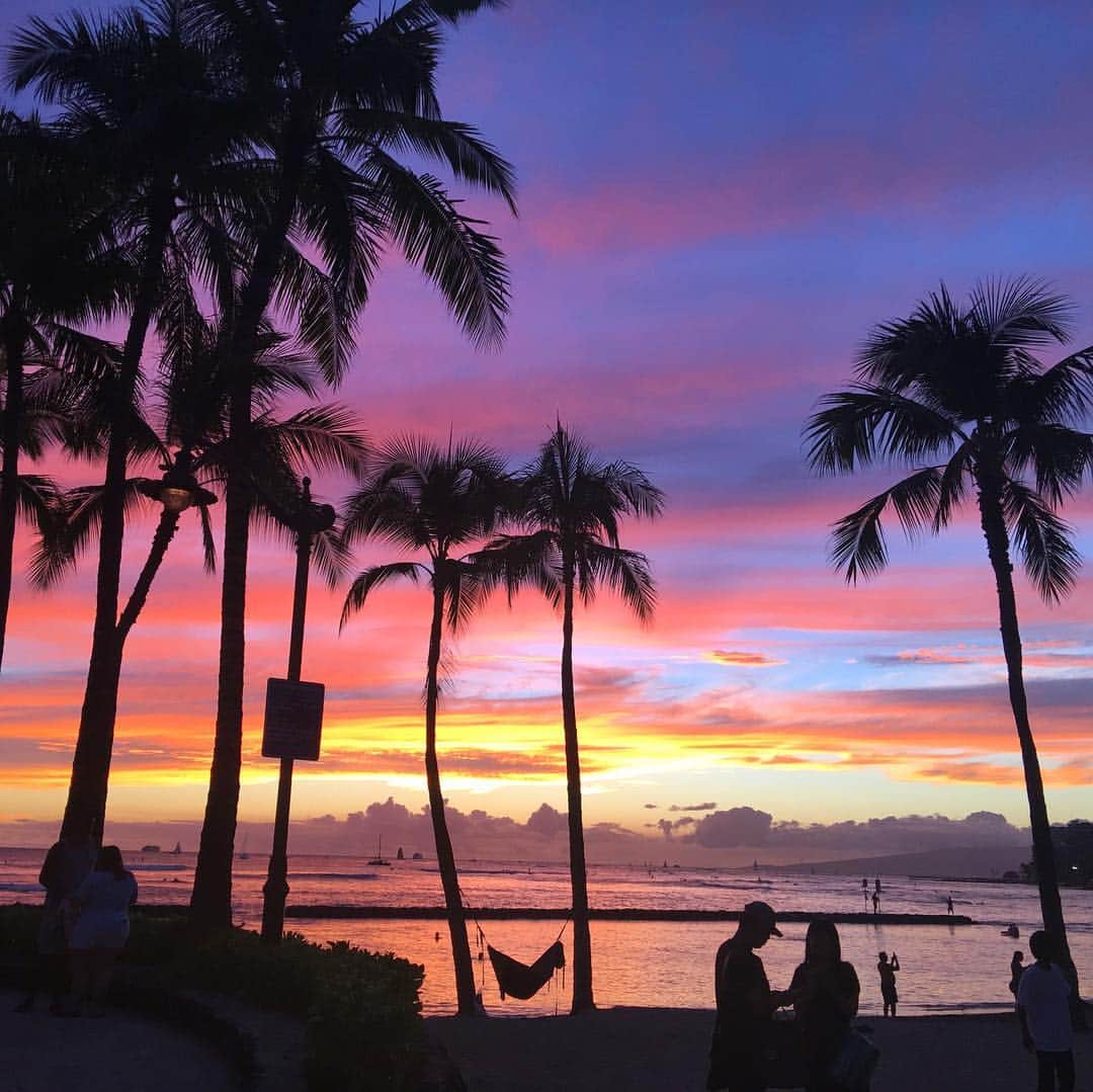 Belle Vie Hawaiiさんのインスタグラム写真 - (Belle Vie HawaiiInstagram)「Happy Aloha Friday🌴﻿ ﻿ 日本ではお盆休みに入る方も多いのでは？﻿ 皆さま楽しい休日をお過ごしください😘﻿ ﻿ ﻿ ﻿ ﻿ ﻿ ﻿ ﻿ ﻿ #belleviehawaii #hawaii﻿ #waikiki #waikikibeach﻿ #aloha #honolulu﻿ #alohafriday #sunset﻿ #oahuhawaii #oahulife﻿ #hawaiilife #honoluluhawaii﻿ #ハワイ #ベルヴィー﻿ #ハワイ旅行 #ハワイ好き﻿ #ハワイ大好き #アロハ﻿ #夕焼け空 #サンセット﻿ #ハワイ土産 #ハワイ行きたい﻿ #ワイキキ #ワイキキビーチ﻿ #ホノルル #ハワイ生活﻿ #ハワイ好きな人と繋がりたい」8月10日 6時50分 - belleviehawaii