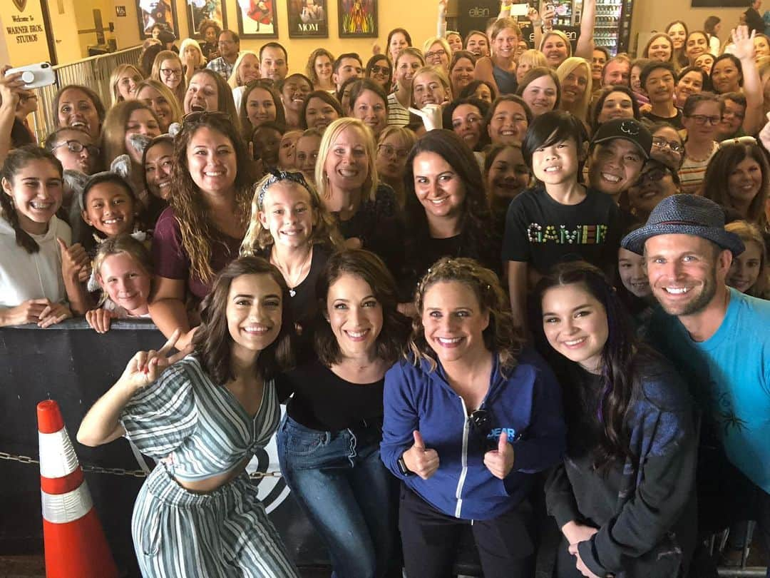 アンドリア・バーバーさんのインスタグラム写真 - (アンドリア・バーバーInstagram)「It’s show night and this audience is PUMPED!! We have a fun show in store for you tonight! 💃🏻🎬🕺🏻 #fullerhouse」8月10日 6時44分 - andreabarber