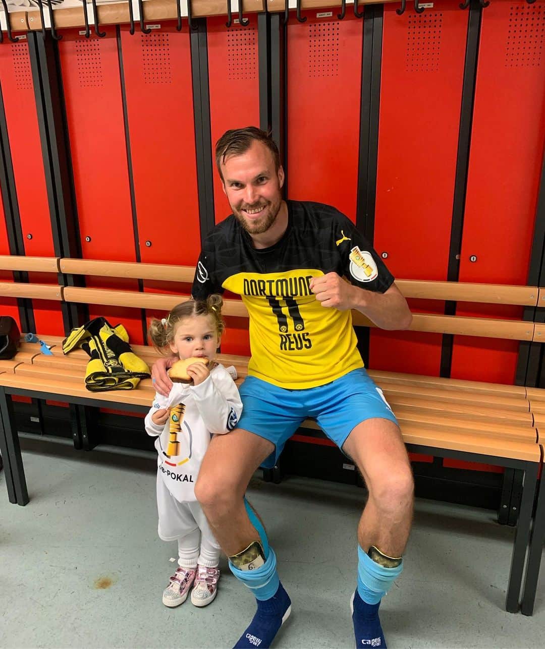 ケヴィン・グロスクロイツのインスタグラム：「Erst einmal ein riesen Respekt an meine Truppe für diesen Kampf . Danke an die Fans und dem ganzen Verein vom @kfc_uerdingen #überragend  Jetzt komme ich zum BVB... Meine Tochter und ich werden diesen Augenblick vor der Kurve nie nie niemals vergessen👊🏻 Ich bin stolz ein Teil von euch zu sein ✅ Es war schön alle wiedergesehen zu haben 💛 Für immer Deutscher Meister 💪🏻💯 Eure Familie Fischkreutz」