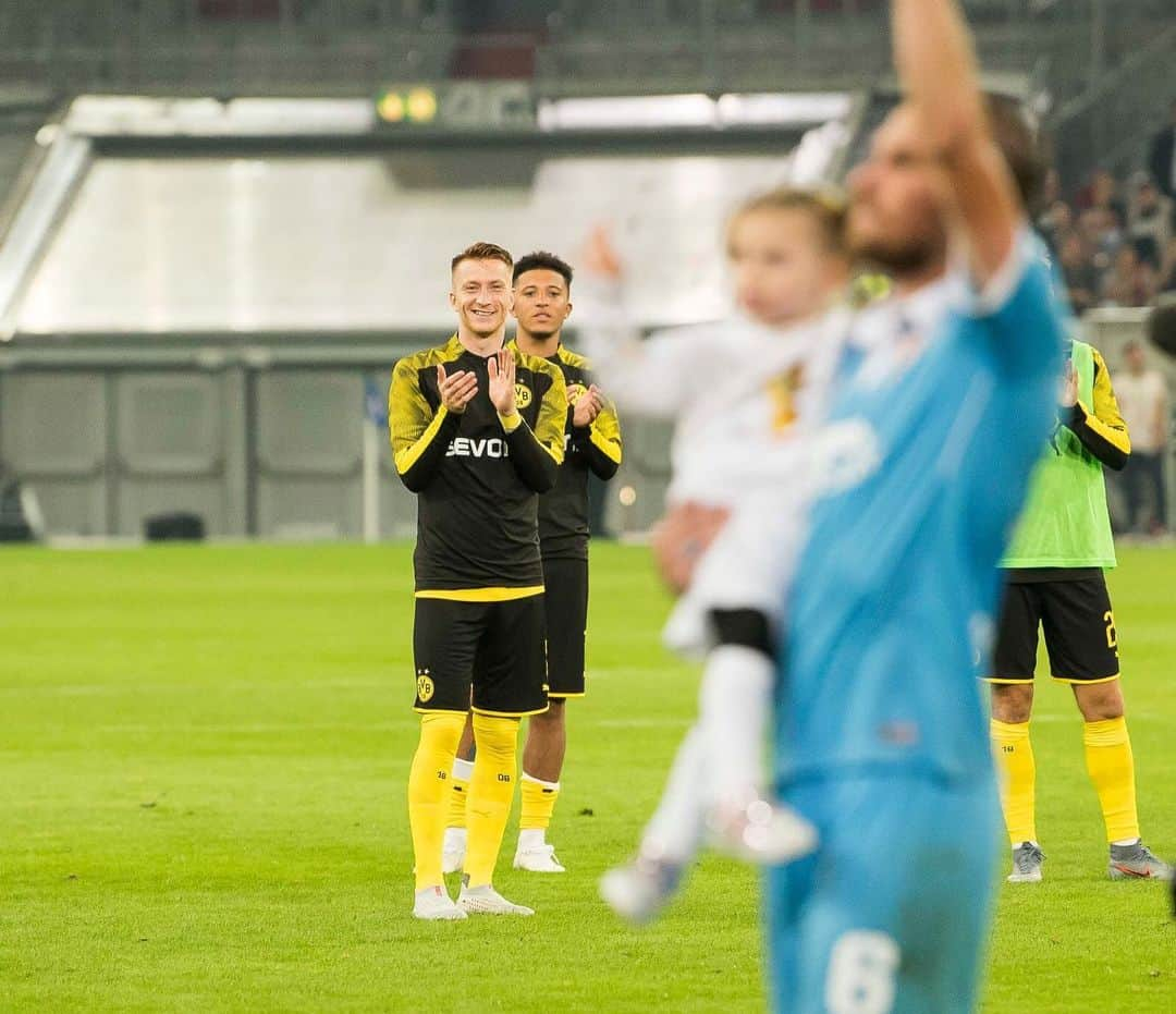 ボルシア・ドルトムントさんのインスタグラム写真 - (ボルシア・ドルトムントInstagram)「👀 Nothing is better than seeing an old friend 💛 @fischkreutz  #KFCBVB #bvb #borussiadortmund #bvb09 #dfbpokal #matchday #feiertag #dortmund #kfcuerdingen」8月10日 6時47分 - bvb09