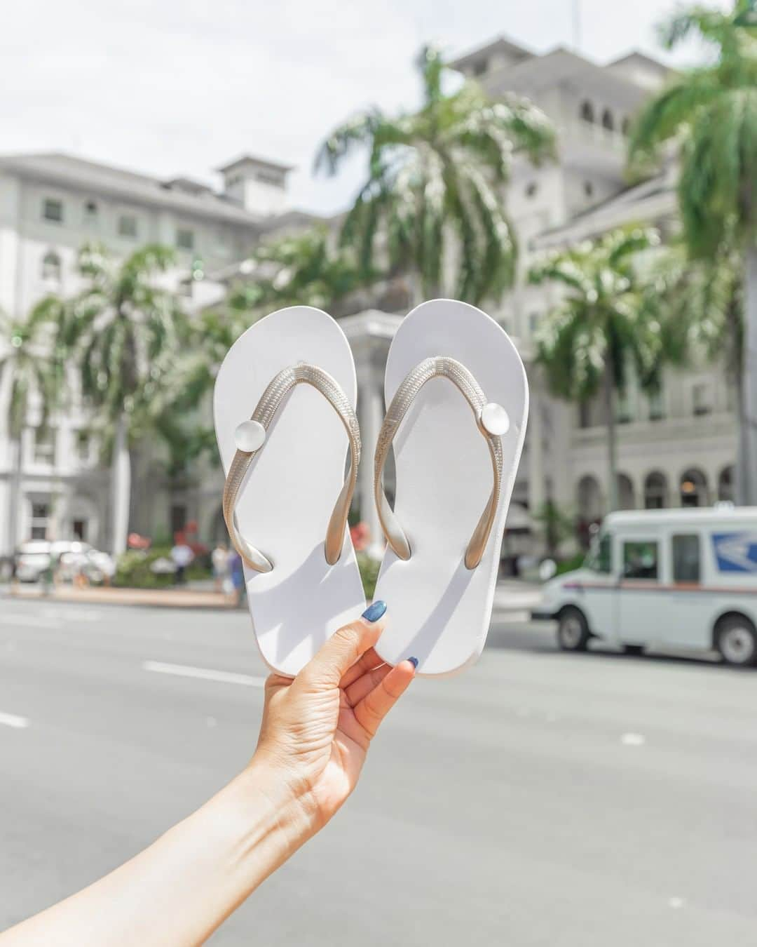 Popits Hawaiiさんのインスタグラム写真 - (Popits HawaiiInstagram)「Flat Two-tone White/Lt. Gold x Formica Full Moon charms🌕⁠ ⁠ ⁠ #popitshawaii #ポピッツ #sandals #charms #alohastate #luckywelivehawaii #waikiki #footwear #thong #happyfeet #flipflops #slippers #ハワイ #ハワイ旅行 #ハワイ好き #ハワイ大好き #ハワイ好きな人と繋がりたい #ビーチサンダル #フラ #フラダンス #占い #fullmoon #formica #honolulu #oahu」8月10日 7時00分 - popitshawaii