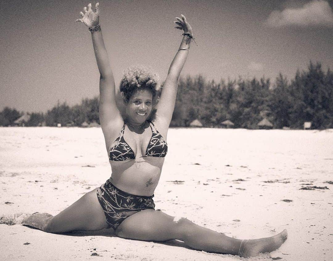 ケリスのインスタグラム：「TGIF !!!! Wepa lol ;)」