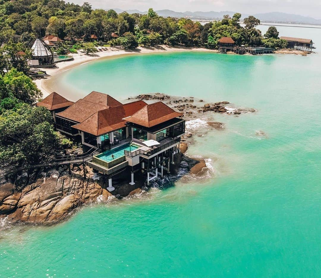 リッツ・カールトンさんのインスタグラム写真 - (リッツ・カールトンInstagram)「Set above the turquoise coast, your private villa at The Ritz-Carlton, #Langkawi offers a front-row seat to paradise. ⁣⁠ ⁣⁠ #Malaysia #Kedah #Paradise #Coast #Beach #Villa #Sea #RoomWithAView #Peaceful #Tranquil #Escape #Retreat #Turquoise #Travel #Travelgram #InstaTravel #TravelDiaries #RCPartner via – @waelalteen」8月10日 7時00分 - ritzcarlton