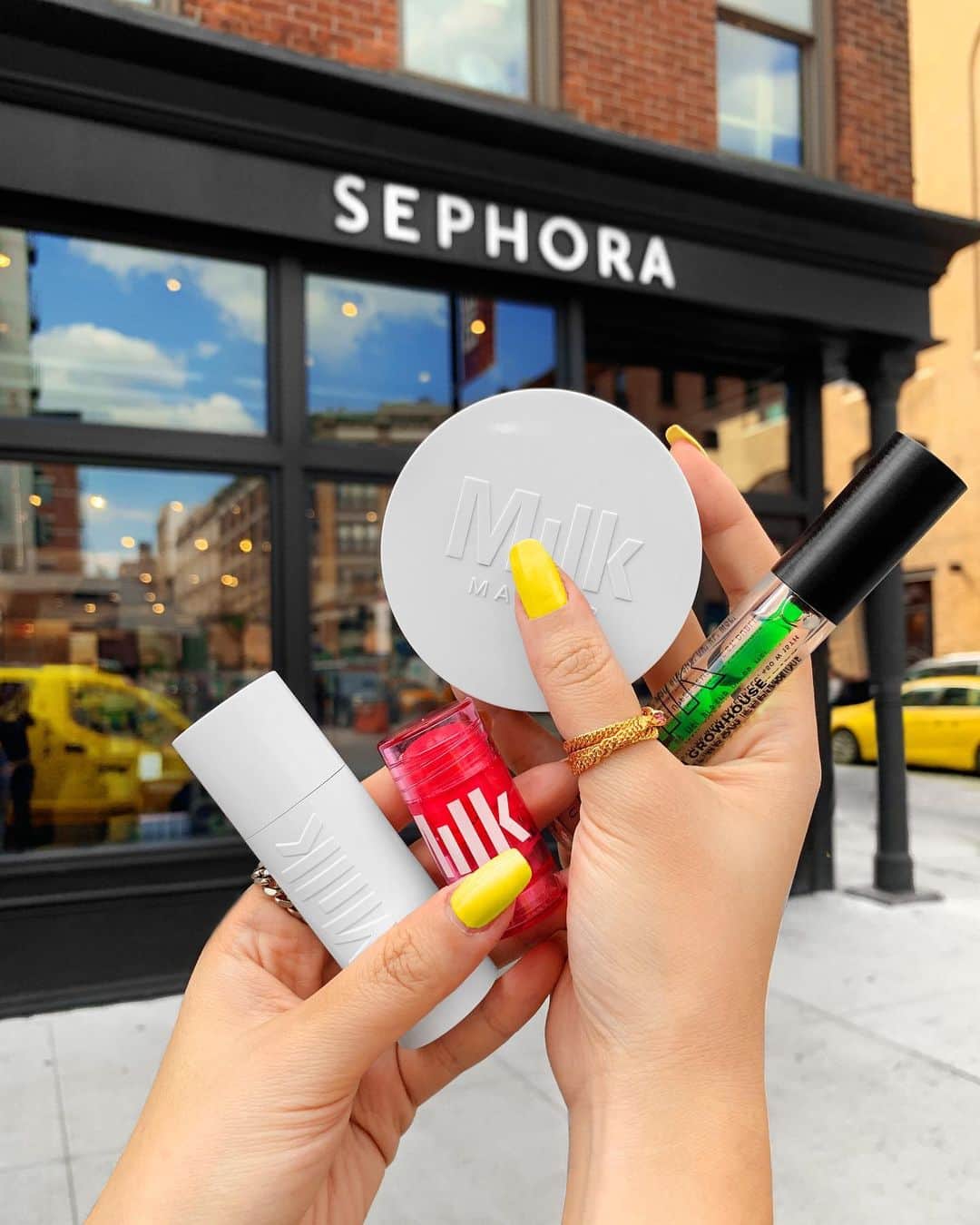 Milk Makeupさんのインスタグラム写真 - (Milk MakeupInstagram)「You've got new residents at your local @sephora 💖 - ⚡️#FlexFoundation ⚡️#FlexHighlighter ⚡️#KushGrowhouse ⚡️#GlowOil - TAG @sephora in the comments and let them know you're coming thru👇🏽」8月10日 7時08分 - milkmakeup