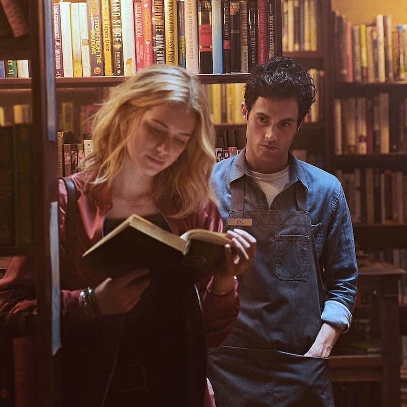E! Onlineさんのインスタグラム写真 - (E! OnlineInstagram)「Get you a person who looks at you like Joe Goldberg looks at... books. #NationalBookLoversDay (📷: Lifetime)」8月10日 7時01分 - enews
