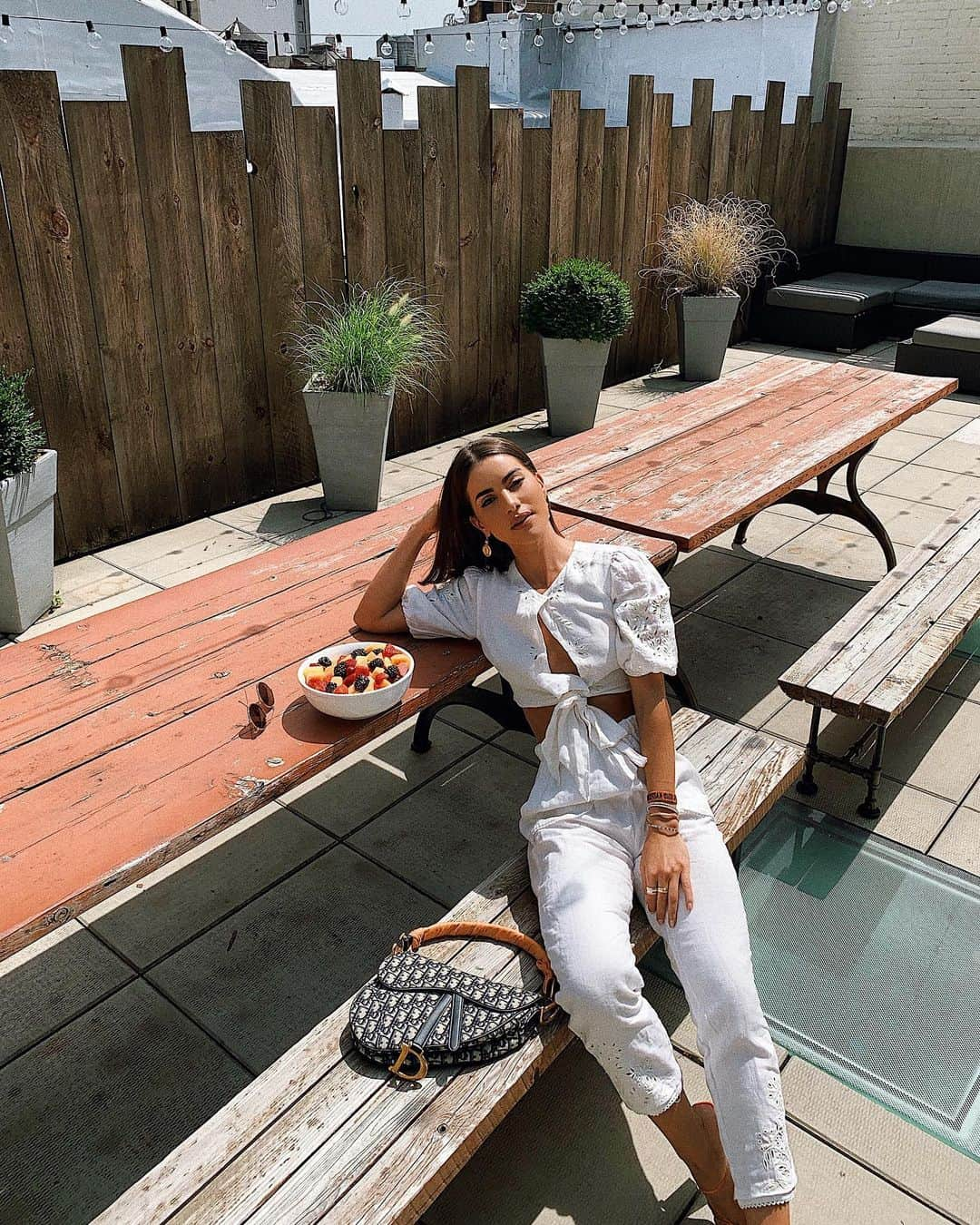 Camila Coelhoさんのインスタグラム写真 - (Camila CoelhoInstagram)「White is def my summer color! What’s yours? (This was actually my third time wearing this linen set since June😆)! #MyCCLook #ootd ———- Branco é sem duvidas a minha cor do verão! E a sua? (Na verdade essa foi a terceira vez que usei esse conjuntinho de linho em 2 meses😆) AMO!」8月10日 7時06分 - camilacoelho