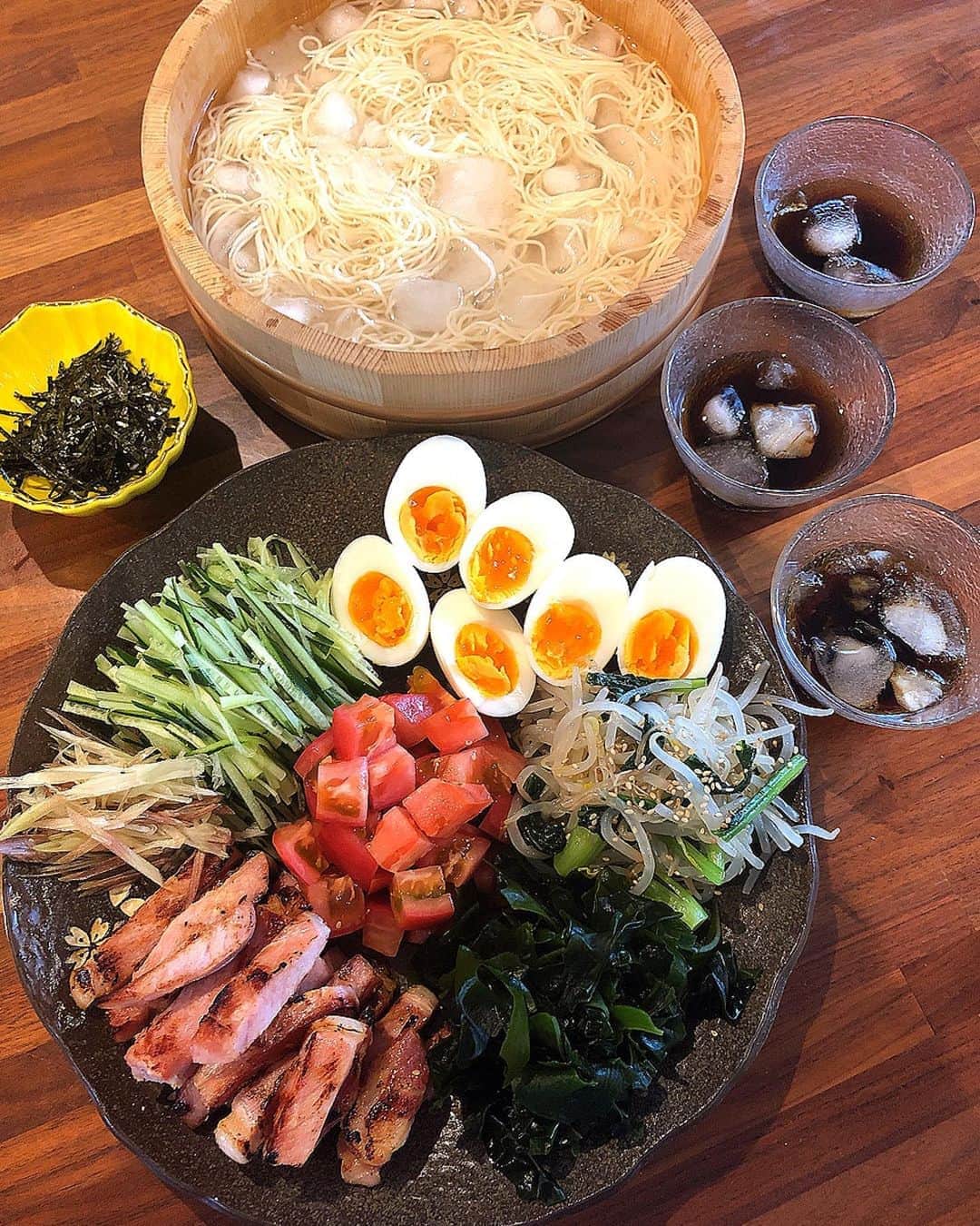 のインスタグラム：「【ランチはそうめんです！】. . . . . . 具はナムル作ってハムを焼いただけです😙😙😙後は切って盛るだけ😙😙😙. . . . . . . . 杏ちゃん、釣りしてるんじゃないんだよ。. . . . . . . . .  何度言っても上から食べちゃう。. . . . . . . #そうめん #ランチ #noodles #lunch #somen #fnceats」
