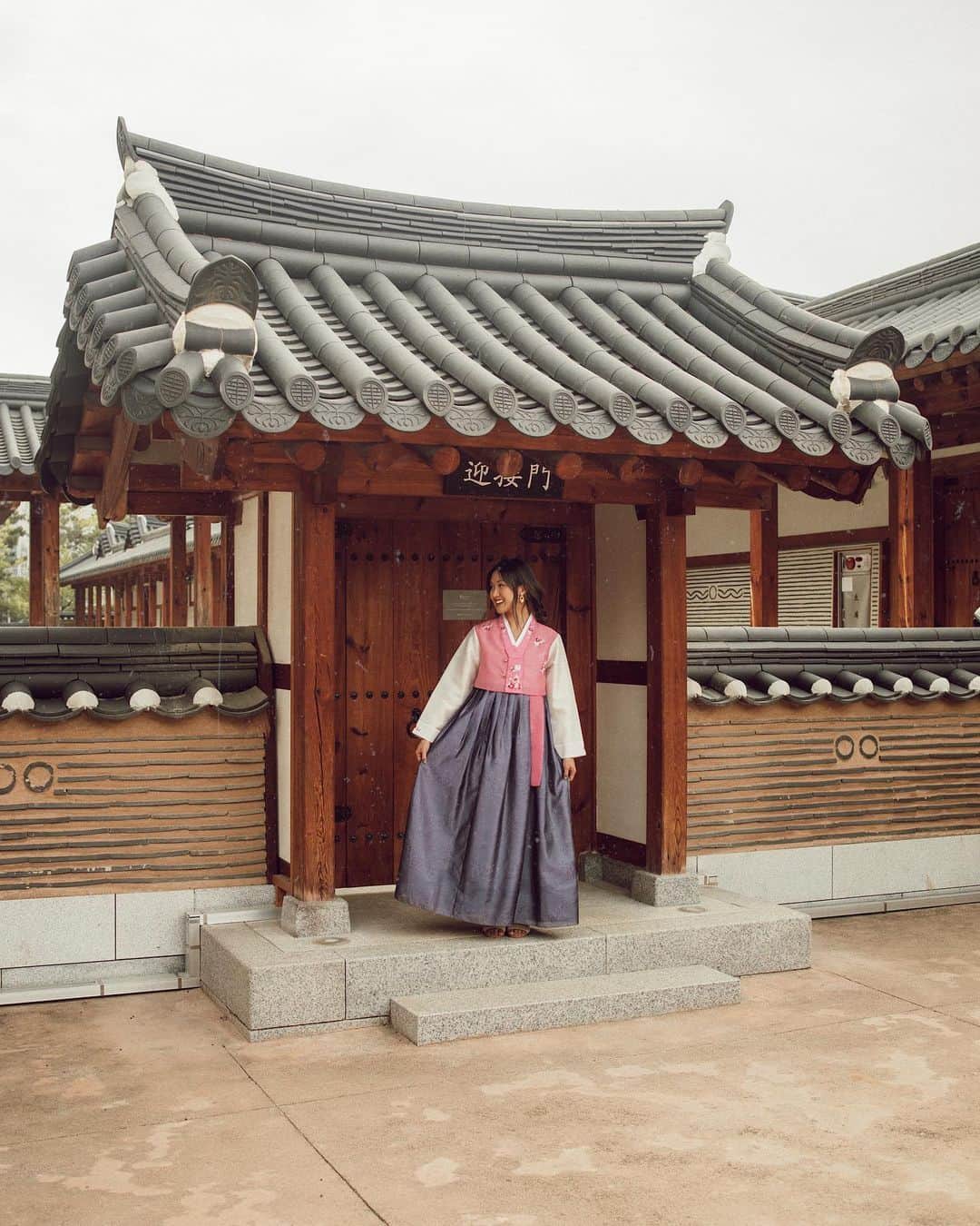 W E Y L I Eのインスタグラム：「The view right outside our hotel room. Can you believe this is a hotel? It’s located in the heart of Songdo- nestled between modern skyscrapers. Every detail was imagined, my favorite was the breakfast buffet serving bibimbap and the beautiful hanbok’s you can borrow from the hotel to take photos in 💫 @gyeongwonjae_ambassador #asianaairlines #flyasiana #LAX #A380 #incheonairport #airport #ICN」