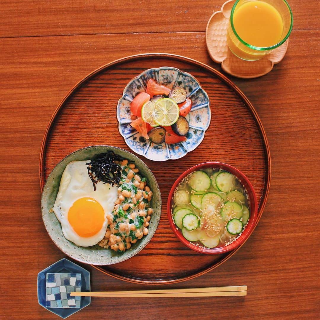 Kaori from Japanese Kitchenさんのインスタグラム写真 - (Kaori from Japanese KitchenInstagram)「ジム前の朝ごはん。納豆目玉焼き丼にモロヘイヤと昆布を追加。白身の生臭さが減って◎。お味噌汁は冷汁風。今日も旬に感謝🙏🏻 ・ おはようございます。 今日からキャプションを変えてみました。 最初の三行に今日の献立のまとめを書いてます。(インスタのタイムラインに入ってくる広告風にしてみました笑 広告じゃないよ。)最後までキャプションに目を通してくださる方々に、簡単レシピや薬膳走り書きを見ていただけたら嬉しいです☺️ ・ …いつも通り前置きが長くなりました。今日の薬膳走り書きは、薬膳の考え方に基づいた暑い日の過ごし方について。今日で3回目。夏には苦味が効くよ、という話。過去分を見てない方は二つ前の投稿から見てみてください。(スワイプして3枚目です) 茄子とトマトのすだちマリネは今日の19時から cookpad Liveで紹介します。さっぱりしてて食欲ない日でも食べられます。お時間あれば是非ライブ配信にお付き合いくださいませ。あー緊張する… ごちそうさまでした。 ・ 【おしながき】 納豆目玉焼き丼 モロヘイヤと昆布のっけ キュウリとミョウガの冷汁風お味噌汁 茄子とトマトのすだちマリネ #豊潤サジー (↑これ飲み始めてから16年間悩んでいた生理不順が改善されてます🥺驚) ・ Hi from Tokyo! Today’s Japanese breakfast:Brown rice w/ natto and chopped Jute mallow, summer miso soup, marinated eggplant and tomato w/ Japanese citrus, and Saji juice as a dessert. ・ 2019.8.10 Sat ・ #japanesefood #washoku #breakfast #朝ごはん #おうちごはん #早餐 #아침밥 #薬膳  #和食 #うつわ #和食器 #一汁一菜 #茅乃舎 #納豆 #cookpadlive #清岡幸道 #高塚和則 #ブランチ」8月10日 12時33分 - coco_kontasu