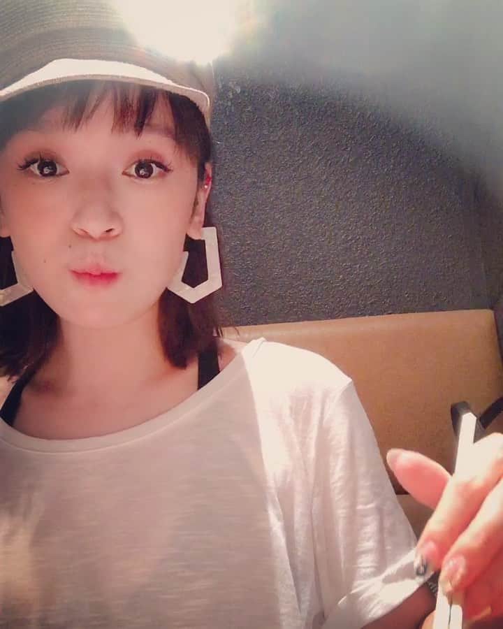 のインスタグラム：「何年か前当時の彼とよく食べに行った餃子屋に1人食べに行ってみた。 座っていたカップルをみて 当時の風景がフラッシュバック 寂しさを誤魔化すために 撮影してましたw  1人でただただ食べる動画です 餃子はもちろんニンニク入りですw ・ ・ 餃子部 代表 ソエル🥟 ・ ・ #餃子部 #おひとり様 #ライオンキング見たい #心配ないさ」
