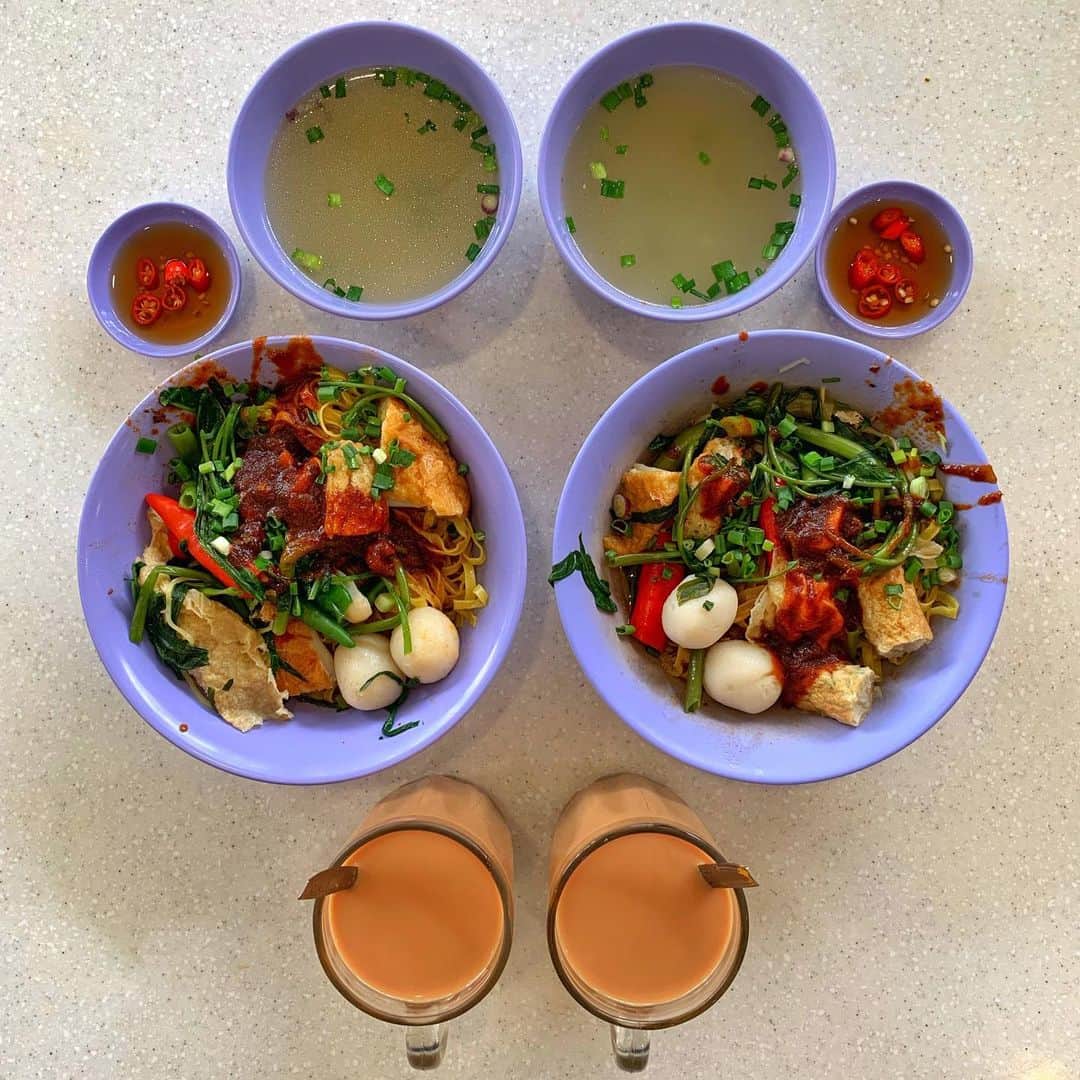 Symmetry Breakfastのインスタグラム：「Hello Singapore! 🇸🇬 We are having a very late breakfast of sorts at Tiong Bahru Hawker Centre, two bowls of fish ball noodles, soup on the side just the way I like it with extra extra chilli. I went to Yong Tau Fu and got the tea made with evaporated milk from the shop next door 👌🏼which is how my Dad drank his tea when I was a kid! Tomorrow afternoon we are heading to Malaysia for a proper holiday break, 5 nights on Langkawi, then Georgetown and finishing in Kuala Lumpur. #symmetrybreakfast」