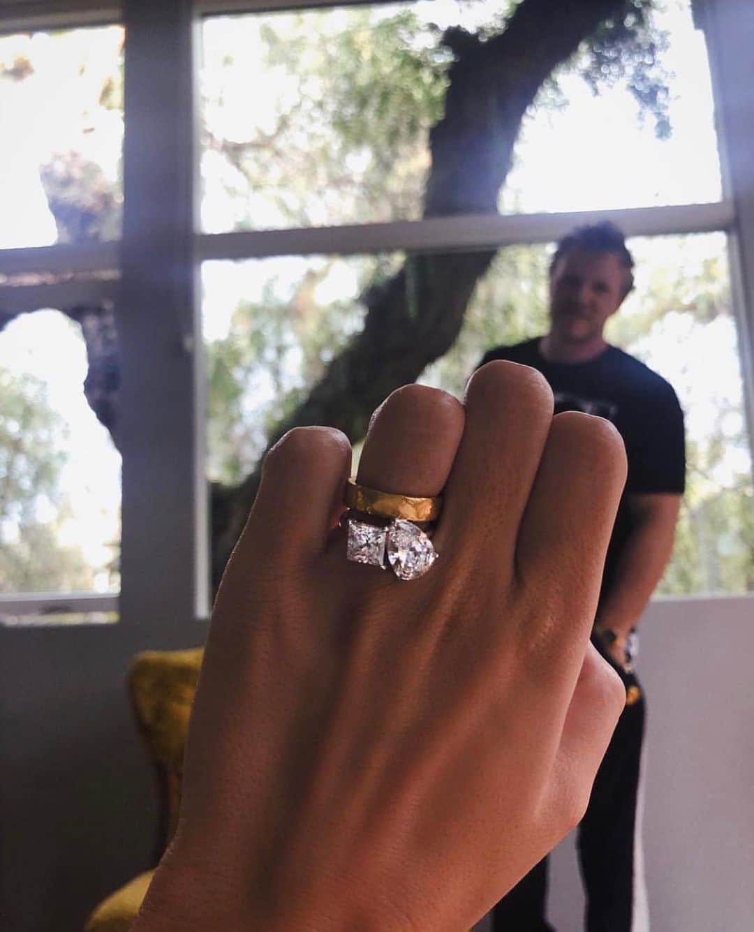 Cosmopolitanさんのインスタグラム写真 - (CosmopolitanInstagram)「Not engaged, just here to say I’m still down for @emrata’s ring if anyone asks 💎😂」8月10日 12時36分 - cosmopolitan