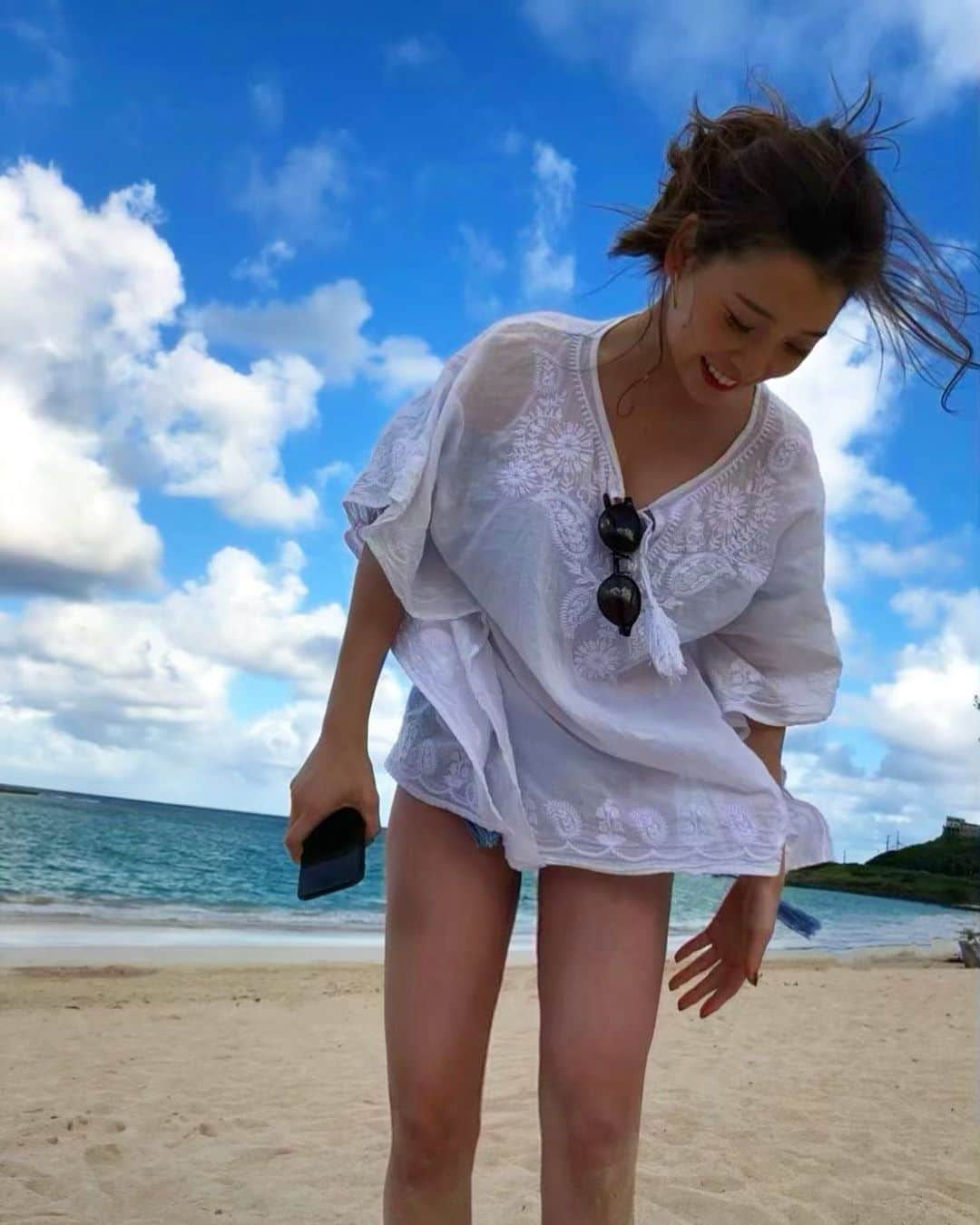 陽菜えみるさんのインスタグラム写真 - (陽菜えみるInstagram)「. 🌊🌞🌴 . Summer starts from the sea.., . . #自然の力 には敵わない‼️‼️ #パワーチャージ しないと... 海に行かないと夏が始まらない🤙✨ #大好きな人 といる時は自然と #良い顔してる #笑顔 たくさん @askhrt カメラマンさすが😋📸 #ハワイ #ハワイ旅行 #海外旅行 #旅行大好き #旅行好きな人と繋がりたい #海がある生活 #海がある暮らし #最高 #海好き #海好きな人と繋がりたい #パワースポット #海 #癒し #幸せ #水着 #お気に入り #サーフィン #サーフィン女子  #hawaii #surfing #surfinggirl  #lanikaibeach #swimwear  #perfect #oceanview」8月10日 12時38分 - emiru_haruna