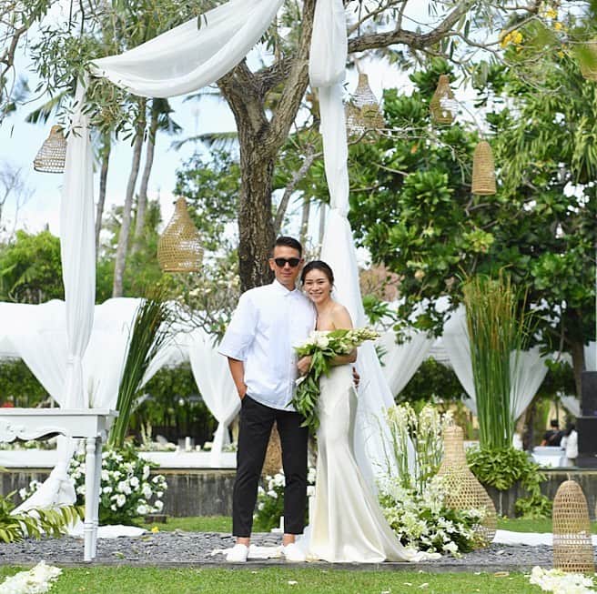 のインスタグラム：「・ 大好きな彼と結婚しました😊❤️ ・ みんなに見守られ式を挙げることができて凄く幸せです😊 ・ ・ Photo by @01homeless ・ ・  #kumibaliwedding」