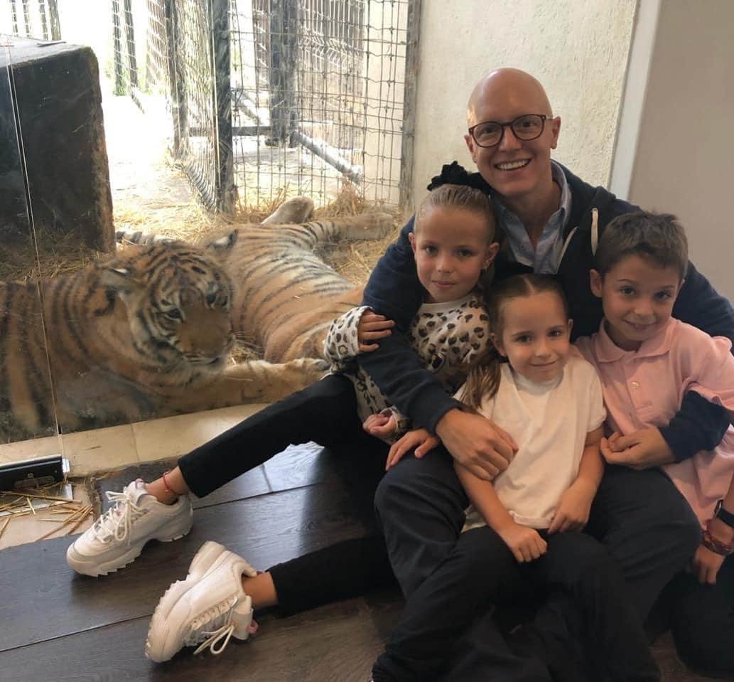 Black Jaguar-White Tiger さんのインスタグラム写真 - (Black Jaguar-White Tiger Instagram)「It’s always a pleasure to receive my dear friend @memocueva with his kids in the house. Haven’t seen those Angels in 2 years since their last visit. I see Memo very often, but not the kids. Nothing like kids and Animals. They make life worth living... @memocueva」8月10日 7時12分 - blackjaguarwhitetiger