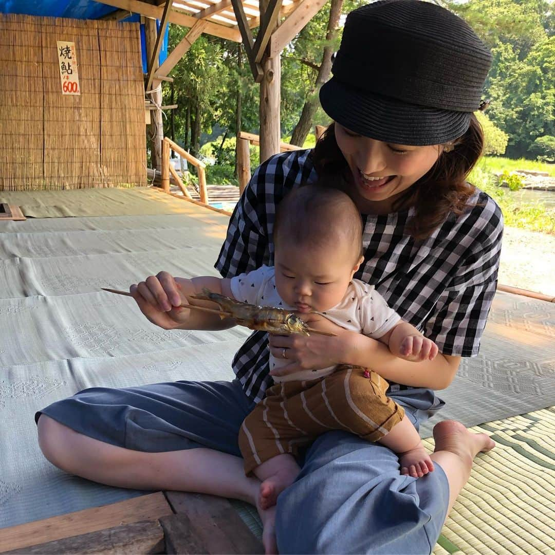 今井美穂さんのインスタグラム写真 - (今井美穂Instagram)「まんまるちゃんねる﻿ アップしました😆✨﻿ ﻿ 私が勝手に選んだ新潟夏のおすすめスポット❤️﻿ やな場めちゃくちゃ楽しかった〜😍﻿ ﻿ つかみどりって思っていたよりも﻿ 難しいんですね😆笑﻿ ﻿ 美しすぎる笹川流れで﻿ 息子海デビューも！？﻿ 良かったら動画ご覧ください😊﻿ ﻿ ﻿ #YouTube﻿ #まんまるちゃんねる今井美穂﻿ #ブログからもとべます﻿ #Ameba﻿ #インスタトップのリンクから﻿ #夏のおすすめお出かけスポット﻿ #布部やな場﻿ #鮎つかみどり﻿ #笹川流れ﻿ #塩ソフト﻿ #息子#生後6カ月#海デビュー」8月10日 7時18分 - imaimiho1209