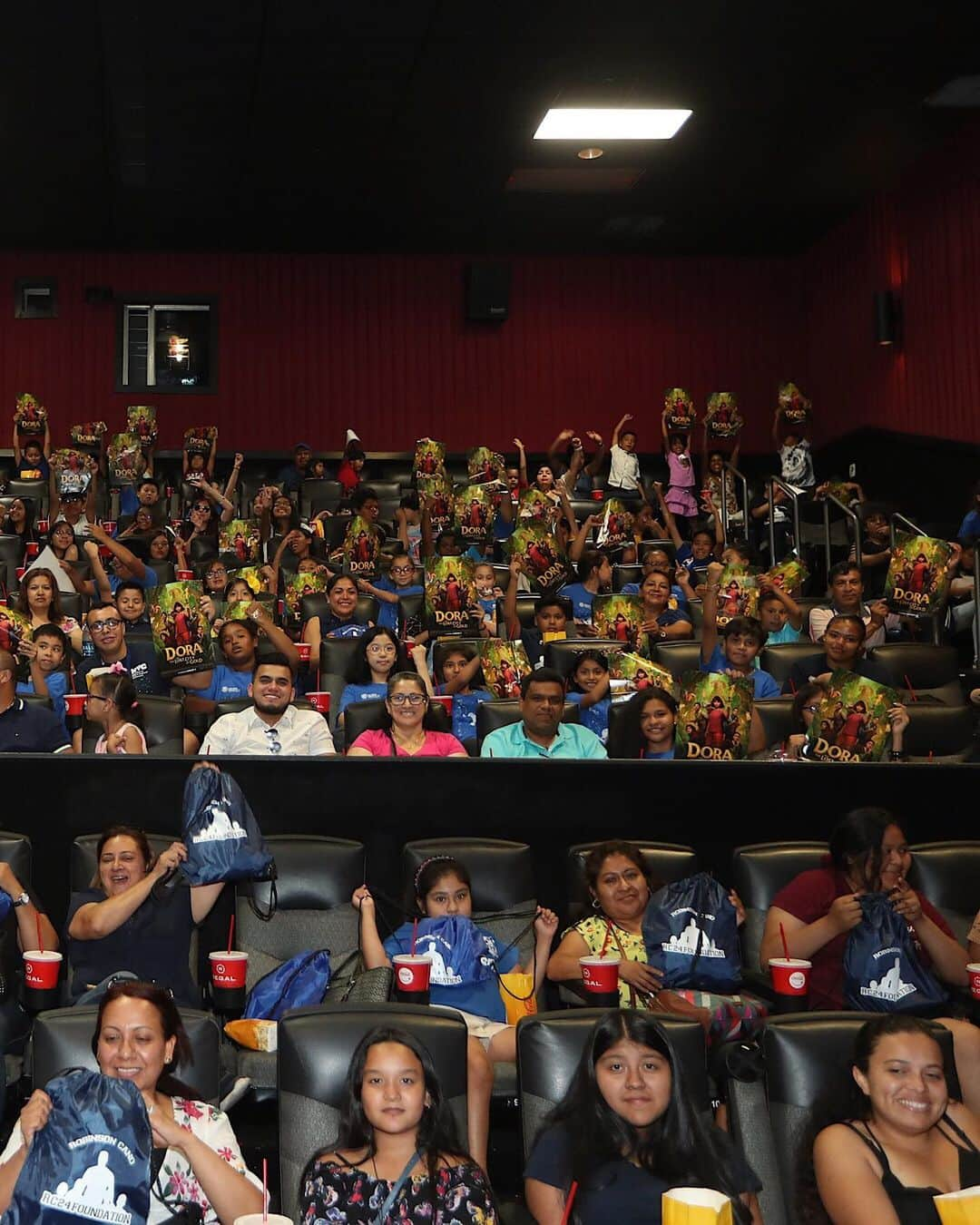 ロビンソン・カノさんのインスタグラム写真 - (ロビンソン・カノInstagram)「Special thank you and appreciation to the 200 youth and families from the @childcenterny and @maketheroadny that came out to my @rc24foundation private screening of @doramovie yesterday. Your support is incredible and I sincerely appreciate every one of you! Keep dreaming & keep believing! 🎬🍿#DoraMovie」8月10日 7時24分 - robinsoncano