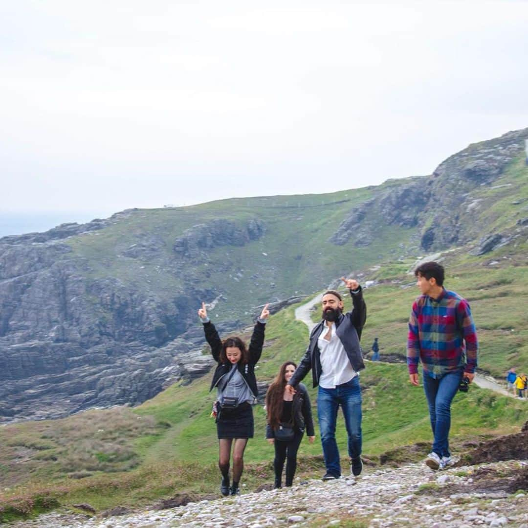 ニコラさんのインスタグラム写真 - (ニコラInstagram)「On the road again〜Northern Ireland〜 (かくのが遅くなっちゃったけど1週間前の旅行)  前回は南の方へ行ったので 今回は北の方に行ったよー☝︎ 北アイルランド🇮🇪はイギリスに属しているので パスポートが必要か❓と思い持参したものの。 パスポートはいらなかったのだ！ 壁とか料金所みたいなのとかイミグレーション的なのがあるのかと思いきや、なにもなく、。 border townみたいな町はあった。しかしborderは目に見えんかった❗️気づいたらイギリスにおるのです。 しかし油断大敵、ひとたびアイルランド を出れば 電波が皆無になるからおきをつけ😳  dublinのシティから車で3〜4時間くらい(だっけ？)して、アイルランド の最北端の地にたどり着いたのは午後4時頃。。 Marine headと呼ばれる土地はアイルランド (イギリスだけど)にふさわしく、曇りが似合う場所❗️ 鬱陶しいほどの海風と自然が作り上げた不思議なlandscape、そしてbreath takingな大自然。。 予定では滞在は1時間程度と思われたが、なんとも魅力的で2時間以上居たかな？  旅行にいくと毎回思うけど、写真じゃなにも伝わらないのよね。 (でもyusakの一眼はさすが)  キワどいところや美しいところでたくさん写真をとり、 ヒルに襲われながらお散歩を楽しんだ我々一行は再び車に乗り込み Mr air bnbことyusak choiceのaccommodationへ🌟  こちとらも前回に負けず劣らずの大自然、そしておうちの周りには牛さん、ひつじさん、おうまさん、猫ちゃんたち❗️ニコ特すぎまる❤︎ てな感じで夜中はみんなで酒飲みながら激辛ラーメンチャレンジじゃんけんして、疲れ切っておやすみグンナイ。。 余談だけど、我々が小学生のとき2ちゃんねるのモスカウのやつものすごい流行ってたんだけどみんな知ってるかな？yusakとkeiに言ったらなんも伝わってなくてジェネレーションgap感じちゃったナ。。 あれって地域で差があるのかな？ 千葉！滋賀！佐賀！とかちょー流行ったよね……？ #北アイルランド#malinehead#モスカウ」8月10日 7時34分 - nicolax27