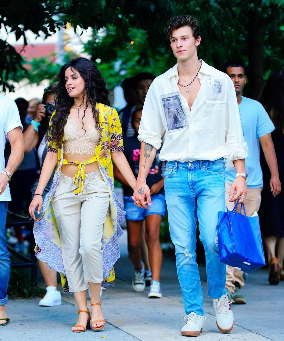 WHO WHAT WEARさんのインスタグラム写真 - (WHO WHAT WEARInstagram)「Heading into the weekend with the same vibe that @camila_cabello and @shawnmendes got going on. #TGIF photo: getty images」8月10日 7時35分 - whowhatwear