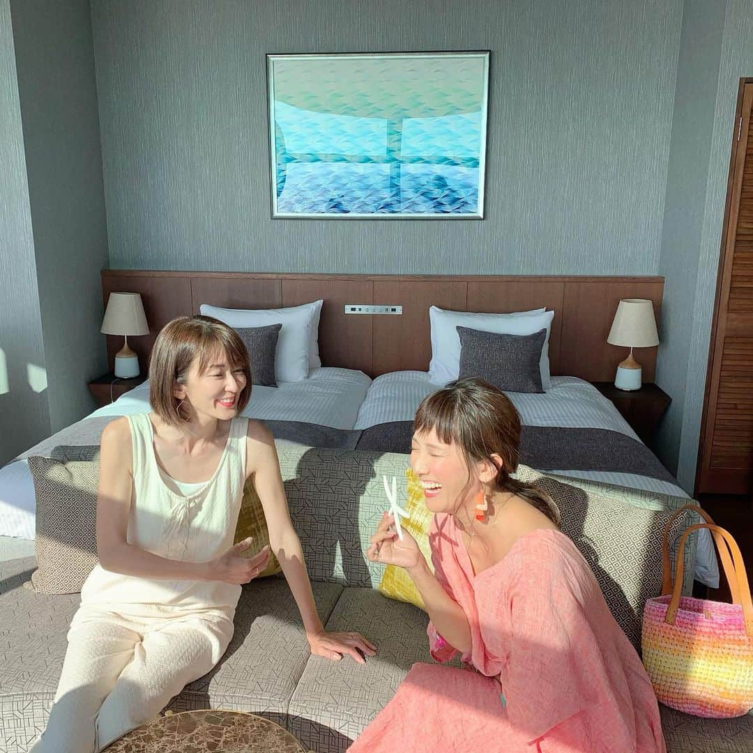 大河内奈々子さんのインスタグラム写真 - (大河内奈々子Instagram)「@beacheyuko と笑いっぱなし。 楽しいかった〜 葉山にある 「うみのホテル」でに立ち寄って リフレッシュ。 次はお泊りしたいね。 ・ #葉山うみのホテル #森戸海岸 #うみのホテル  #ビール  #葉山  #温泉 #uminohotel #sandbar #resort #beer #lifestylehotel #hayamalife #travelgram  #travel #女子旅 #葉山女子旅きっぷ  @hayama_uminohotel  HP : umino-hotel.com」8月10日 7時30分 - nanakoohkouchi