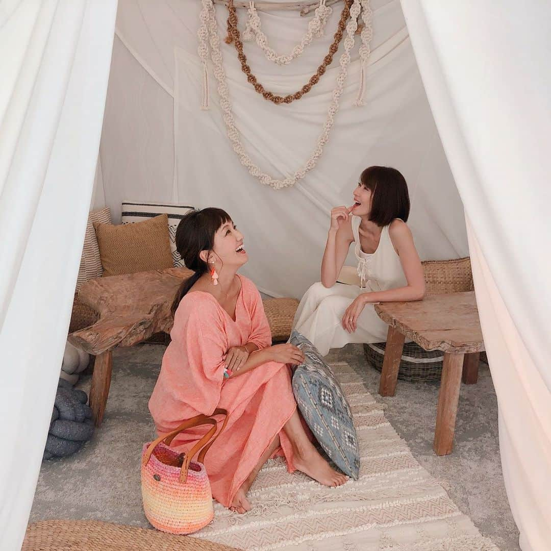 大河内奈々子さんのインスタグラム写真 - (大河内奈々子Instagram)「@beacheyuko と笑いっぱなし。 楽しいかった〜 葉山にある 「うみのホテル」でに立ち寄って リフレッシュ。 次はお泊りしたいね。 ・ #葉山うみのホテル #森戸海岸 #うみのホテル  #ビール  #葉山  #温泉 #uminohotel #sandbar #resort #beer #lifestylehotel #hayamalife #travelgram  #travel #女子旅 #葉山女子旅きっぷ  @hayama_uminohotel  HP : umino-hotel.com」8月10日 7時30分 - nanakoohkouchi