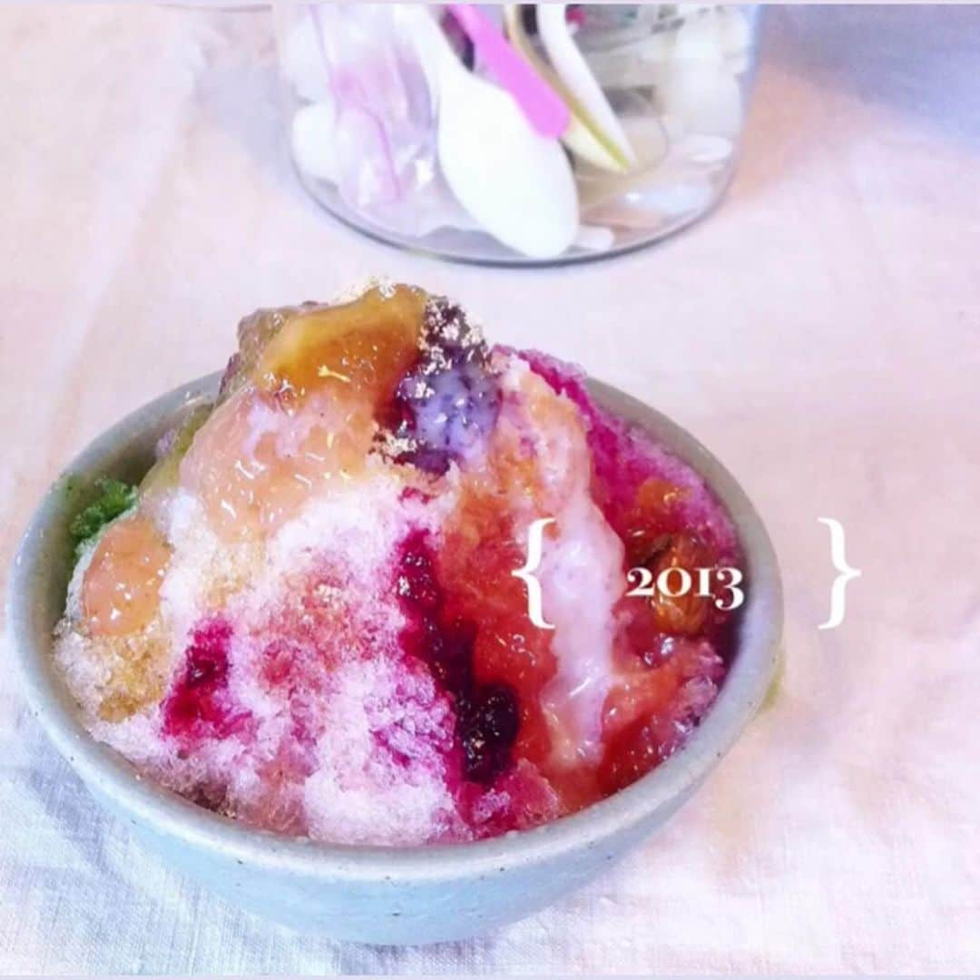 福田里香さんのインスタグラム写真 - (福田里香Instagram)「🍧毎年恒例のお知らせです 「LONG TRACK FOODSの かき氷 SINCE 2011」 • 今年の🍧は LTF @daily_by_longtrackfoods  から徒歩10秒の「PHO RASCAL」さんを お借りして開催します。 #phorascal . 屋根付き！ 座れる！冷房あり！ですよ。 • 日程：8／25(日) 場所：鎌倉 小町1-15 PHO RASCAL スタート時間：11時 (整理券は10時より配布) ラストオーダーは18時です。 但し無くなり次第終了 （インスタでお知らせします） • ご注意：日曜定休のため ラスカルさんのお料理は食べられません。 • 今年もみなさん、お忘れなく！ 画像は懐かしい去年〜2011年のかき氷🍧。 今年のコーディアルもお楽しみに。 • #dailybylongtrackfoods #福田里香さんのかき氷 #かき氷 #cordial #summerholidays」8月10日 7時42分 - riccafukuda