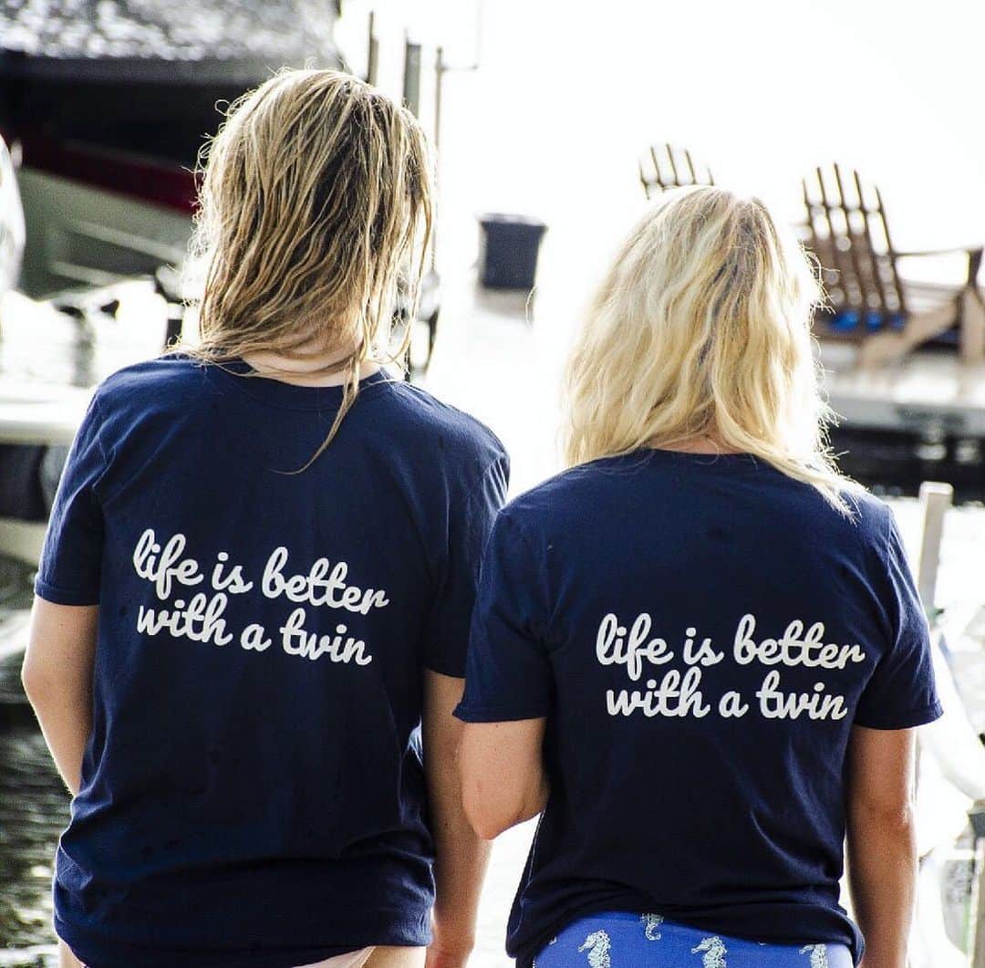アレクシ・ギレスのインスタグラム：「👯‍♀️ #twinlife - - - #lifeisbetterwithatwin #twins #twinning #twinningstore #tshirt #shop」