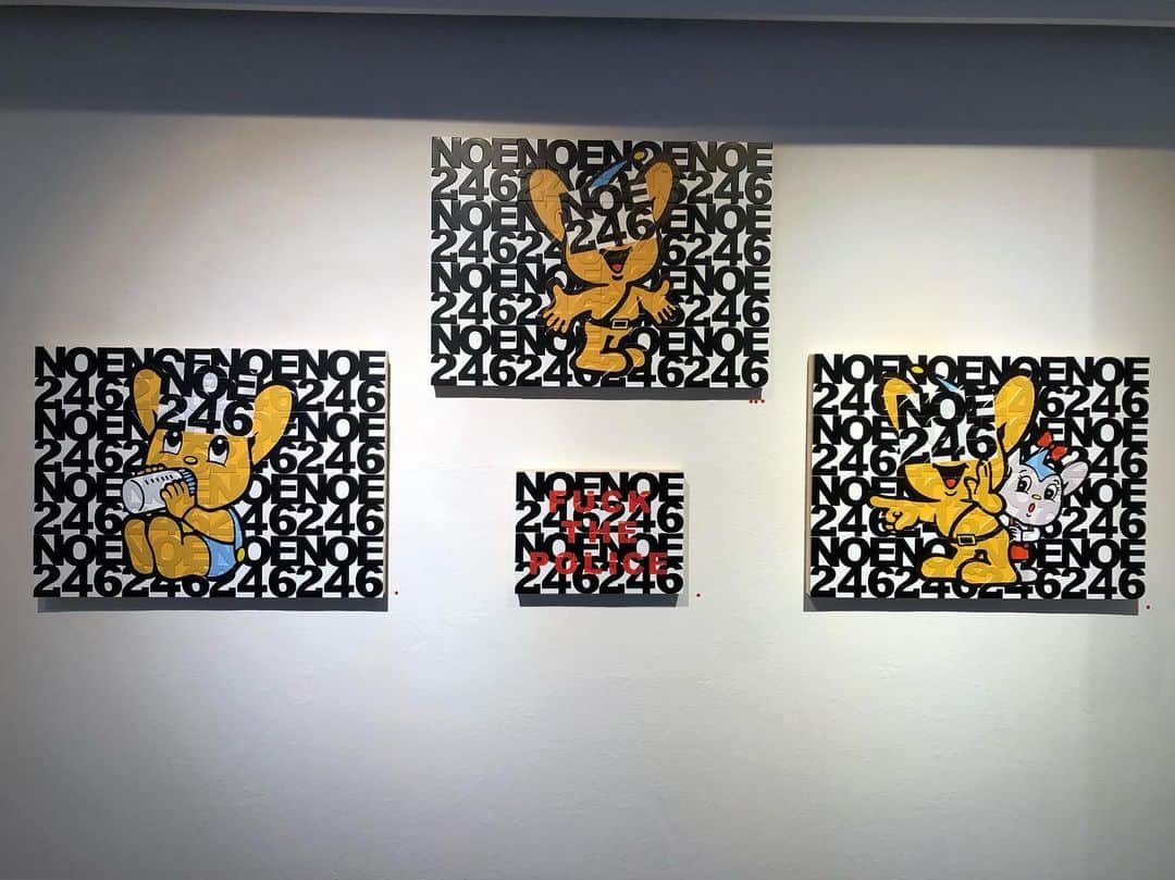 のインスタグラム：「代官山のjinkinokoギャラリーでNOE246の展示を見てきました。NOE246って書かれたステッカーは街中でよく見かけるのですが、展示されてる作品はピー◯くんやアニメのキャラをモチーフにしたものが多く、どれもすごく可愛い！！思わず◯ーポくんがミルク飲んでるモチーフのピンズを購入！！ 8/11まで展示やってるので代官山に行った際は是非〜！！ #NOE246 #jinkinoko #streetart #streetarttokyo #tokyostreetart」