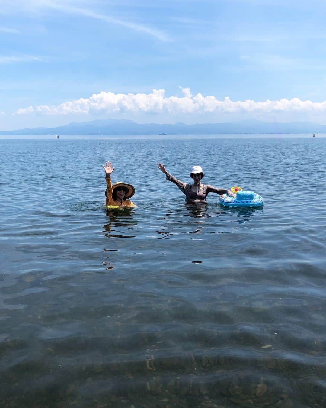 浦川望美さんのインスタグラム写真 - (浦川望美Instagram)「琵琶湖と私達」8月10日 7時49分 - noz_omi