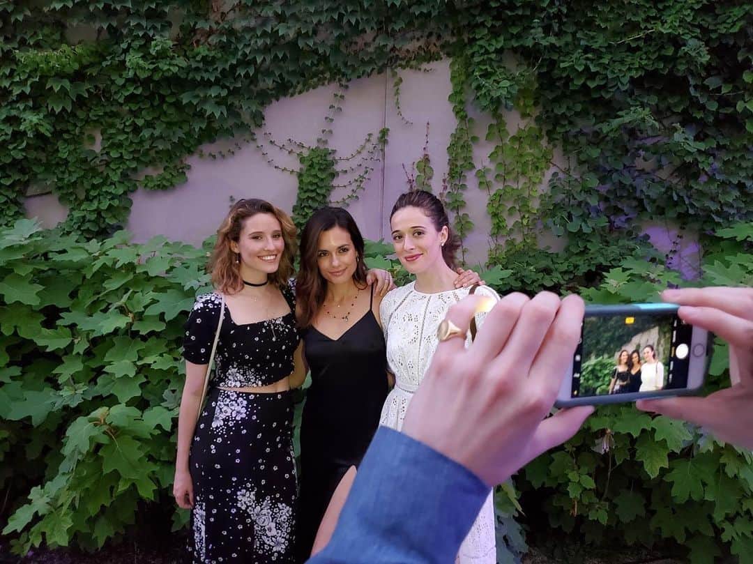 トーレイ・デヴィートのインスタグラム：「#FBF All hands on deck to get the perfect shot in front of the foliage. #Gardenparty @artinstitutechi 💕」
