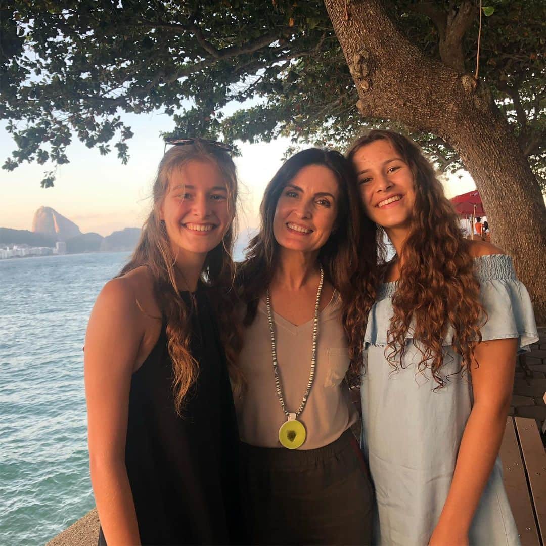 ファチマ・ベルナルデスのインスタグラム：「Turistando na minha cidade. E foram minhas sobrinhas francesas que me levaram pra conhecer um lugar que eu ainda não tinha visitado no Rio. Adorei @gb.thais e @gb.louanne. #feriasdelas #fortedecopacabana  #invernonorio」