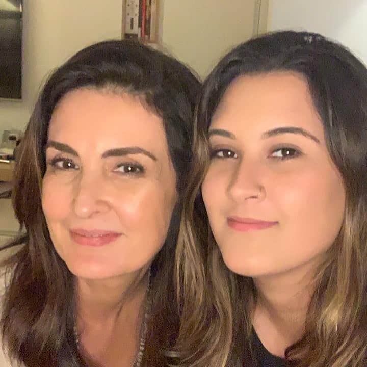 ファチマ・ベルナルデスのインスタグラム：「Brincando de modelar com @biabonemer. Eu achei que ficamos parecidas. Ela achou que não. Quem está com a razão? 😉」