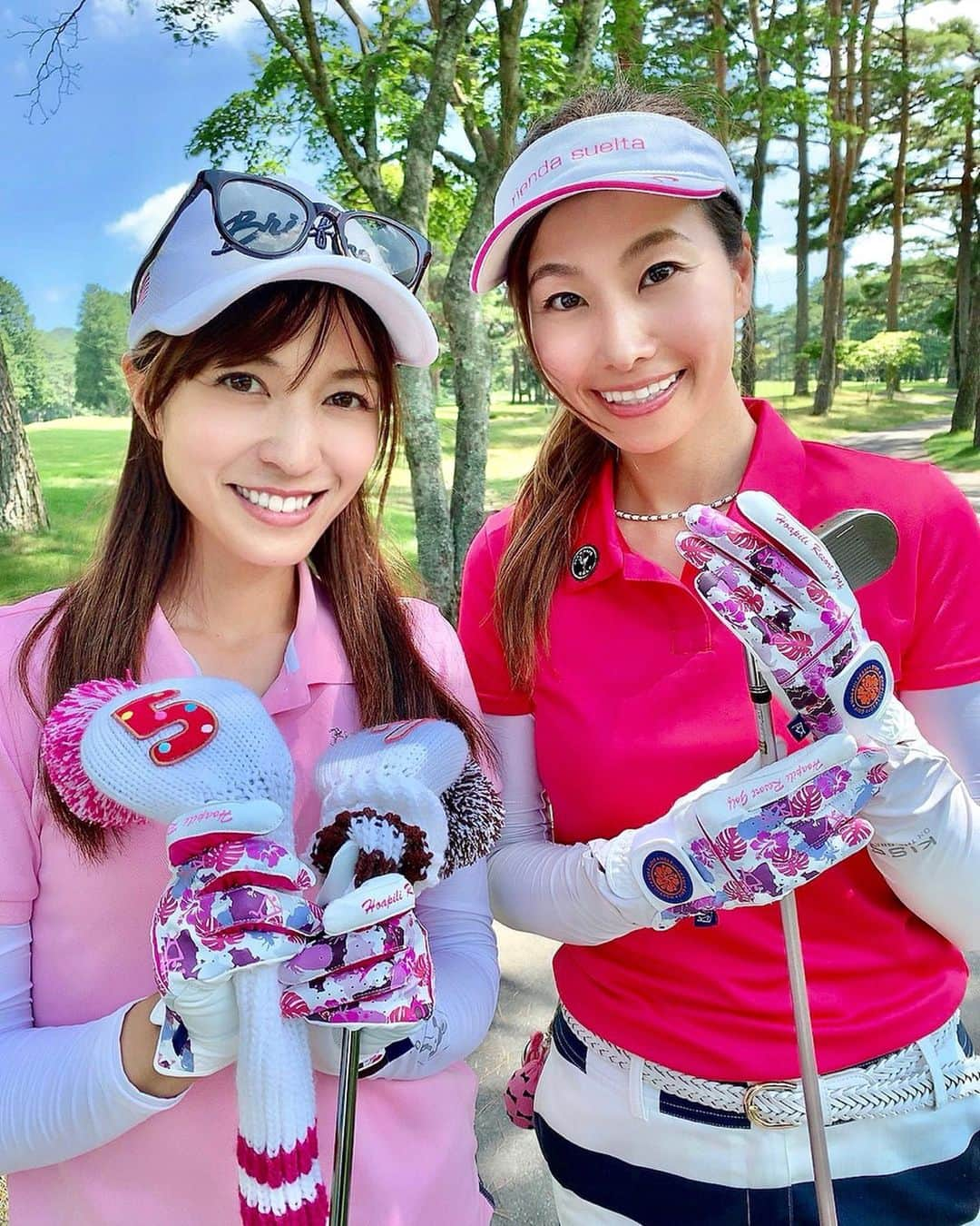 高沢奈苗さんのインスタグラム写真 - (高沢奈苗Instagram)「. 美穂ちゃんと⛳️💓 . お盆前の渋滞で、ラウンド時間よりも行き帰りの移動の方が長がった！ 🚗😛💦 . でもやっぱり少しでも涼しい所に行きたーい⛳️ . . お揃いの @hoapiligolf のグローブに合わせて2人でピンクコーデ🌺 . ウッドカバーも @clasky_official に変えました🧡 . ゴルフ用品は @vividgolf でお買い物する事が多いです😃 . . . #golf #vivigolf #hoapiligolf #claskygolf #eyevol #eyevoltokyostore #ゴルフ #ゴルフ女子 #夏ゴルフ #ホアピリゴルフ #ホアピリ #ホアピリグローブ #ハワイ #ピンクコーデ」8月10日 8時10分 - nanaetakasawa