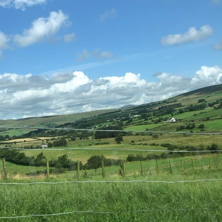 ニコラのインスタグラム：「On the road again 〜Northern Ireland〜 2日目  みなで美味しく朝ごはんをクッキン🥣楽しくプロベッチョして、ステキなドライブから始まる2日目😊 やっぱりここでしょう！てな感じでGiant's causewayへ🏎  かの有名な、不思議な、なんとも証明しがたい岩々が軒を連ねるその土地は観光客で溢れかえる！！！！！！まぁー、 それもそのはず、三連休中日のピーカン晴れ☀️だもんねー😂  でもでも。それを取り囲むネイチャーが凄い！海沿いに歩いても良し(20分くらいいくと人が少なくなるらしい)、崖の上のハイキングも良し(個人的にはこれのほうがcauseway自体より圧倒的に魅了的だった！！！)(thats why causewayの写真がないけど崖ハイキングで撮った写真まみれ⚠️笑)、なんにせよバエる❗️ けど、実物はバエルなんてもんじゃない。。！ 高いところ、スリル、大自然、これまたまたニコ特すぎた💓  それからGiant's causewayのとっても近くにあるDark headgeへ！  魅惑的に紆余曲折する木々が立ち並ぶphantasmagoricalな道。まるでfairy taleの世界だけど、なんでも人が多すぎて残念だったかなぁ。。？ 2日目もトッテモ素敵なaccommodation😊で室内picnicをして、グー😴帰りたくないーーーーーって凄い思ったねー。 旅行はアッというま。。 on the road again がエモエモまるで涙が出そうーー。  そんなこんな、northern Irelandでした。。 #giantscauseway#darkheadge」