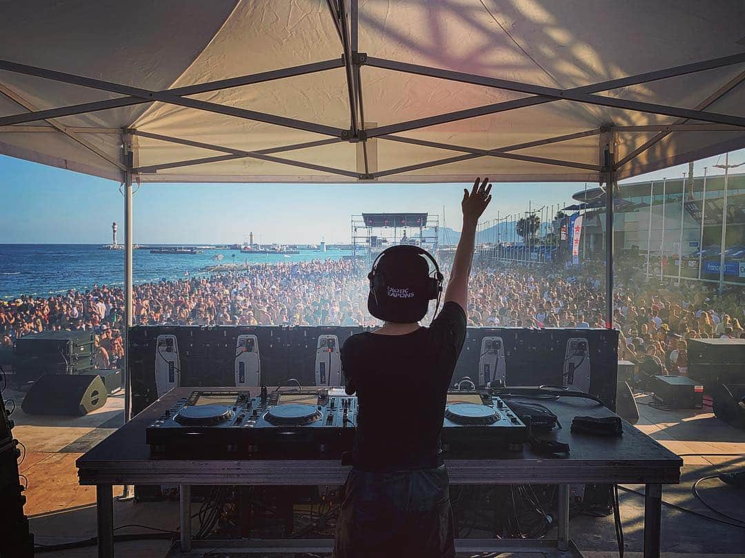 マヤ・ジェーン・コールスさんのインスタグラム写真 - (マヤ・ジェーン・コールスInstagram)「Thank you @plageselectro festival!!! So nice to play by the sea just before sunset 🌊☀️🤩 Heading to Amsterdam in the morning to do it all over again at @lovelandnl festival - set time 6:30pm 💥」8月10日 8時14分 - mayajanecolesofficial