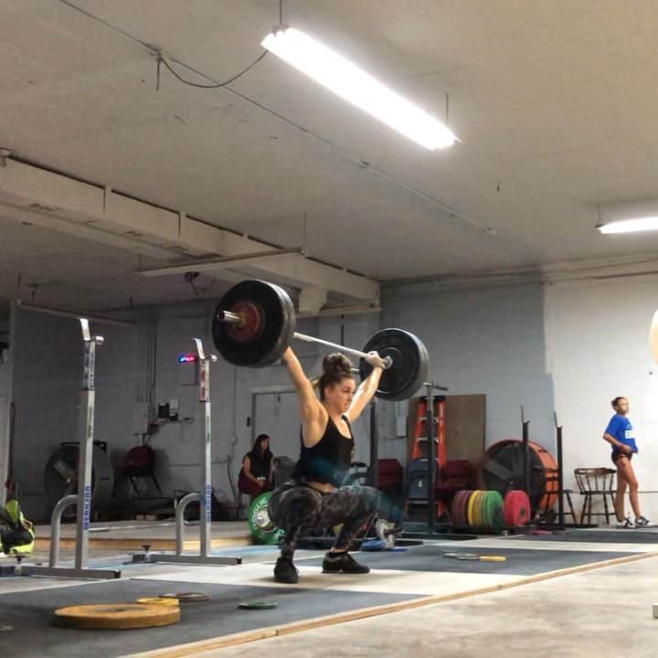 マッティ・ロジャーズのインスタグラム：「Queen of volume right now (& also queen of change plates). One set of each from my 4,3,2,4,3,2,4,3,2 snatches in today’s second session, the set of 3 being my favorite of the whole day. It’s been a tough couple weeks, but my body is handling it all very well and I’m SO excited to build to heavier things soon. Back is stable and still working on the strong part, but it’s all comin along. But most importantly, my hair doesn’t whip me in the face anymore after chopping 6” off, so that’s obviously my biggest win of the week. One more session till a full rest day!」