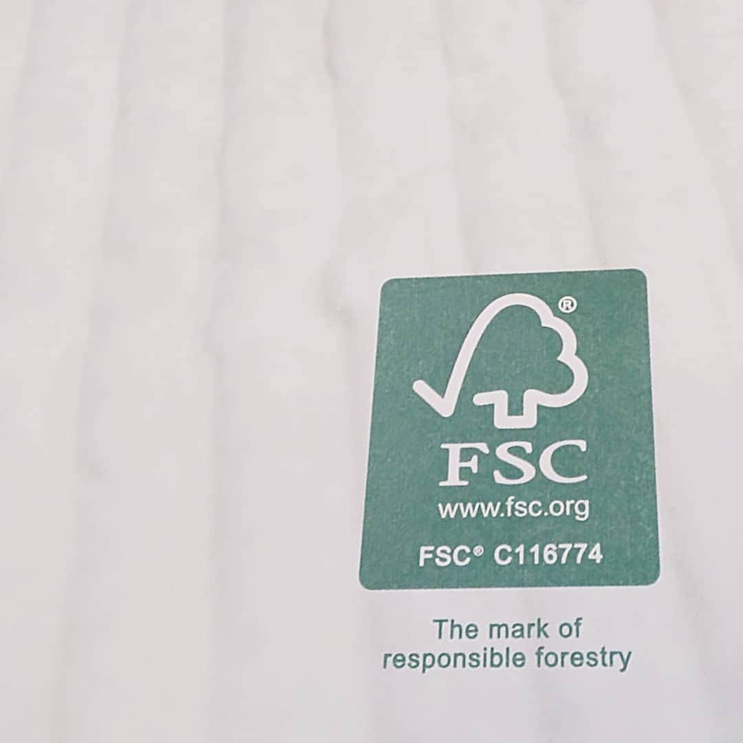 えりさんのインスタグラム写真 - (えりInstagram)「🌳 毎日あついー☀ . . 公園で日陰を作ってくれるありがたい木をギュ🌳❤ . . ⽇本をはじめ、世界各地で⾏われている森林保護の取り組み。 それでもまだ無計画な伐採や違法な伐採が⾏われいるとか😩 その状況で私たちになにができるか･･･そこで教えてもらったのがFSCマークの製品を選ぶこと。 . . FSCマークってご存じでしたか？ 私も知らなかったのですがきちんと管理された森の木材からつくられた製品であることを証明するマークだそう🌲 自分の出来る範囲で無理なく、森の未来を守る力になれるなら、と意識してFSCマークが付いたものを選ぶようになりました😊 案外沢山あって驚いた！子供たちと探してみるのも楽しいよ😆 チラシをいただいた日誠産業さんは、リサイクルを主にFSCマークを取得してる会社だそうです。 リサイクルでも森を守れるんだね🌱 . . フィンランド語で”木を抱きしめる”の意味があるHALIPUU♡ 大切な人とHALIPUU写真を撮影し #HALIPUU のハッシュタグをつけてインスタグラムに投稿するとキャンペーンサイト内に出現する ”#HALIPUUの森 ”に撮影写真が1本の木として植えられていくそう🌳 ぜひ参加してみてください😊 . . #HALIPUU #ハリプーキャンペーン #日誠産業 #リサイクル #パルプ#FSCフォレストウィーク2019 #FSC_Japan #PR @fsc_fw2019」8月10日 8時33分 - chloerinrin
