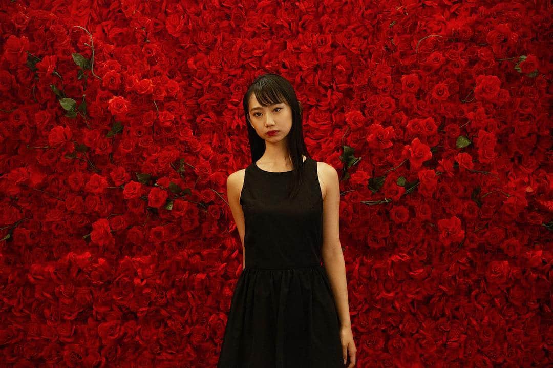 のインスタグラム：「#喰種レストラン に行ってきました🌹 コンシェルジュの方も面白くて本当にこんな感じなのかなぁと🌹 👗 @zara  背中ががっつり開いていて気に入り！ 📸 @yukimichi_0  雪氏ありがとう〜✨ . . 場所は美術館の中でした🌹 . #🌹 #東京喰種S #red #black #ざらじょ #グールレストラン #japaneseculture #dress #odd #onepiece #パーティドレス」