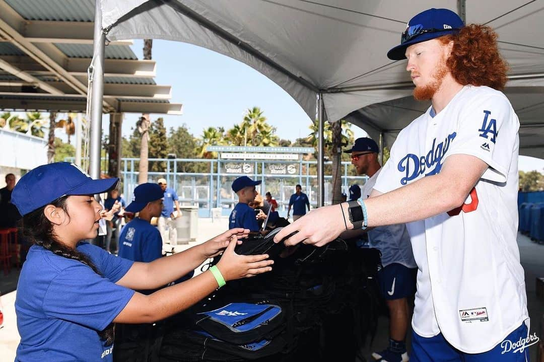 Los Angeles Dodgersさんのインスタグラム写真 - (Los Angeles DodgersInstagram)「The Dodgers, along with MLB, held a back-to-school @playball clinic with Dodger Alumni. @matt_beatybu, @edwinrios30 and @d_maydabeast also helped distribute backpacks with school supplies to 300 children from local Boys and Girls Clubs with items donated by 99 Cents Only Stores.」8月10日 8時43分 - dodgers