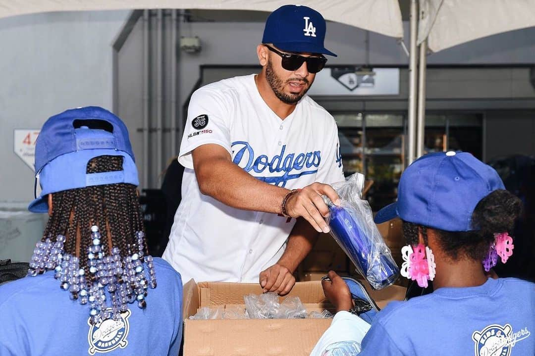 Los Angeles Dodgersさんのインスタグラム写真 - (Los Angeles DodgersInstagram)「The Dodgers, along with MLB, held a back-to-school @playball clinic with Dodger Alumni. @matt_beatybu, @edwinrios30 and @d_maydabeast also helped distribute backpacks with school supplies to 300 children from local Boys and Girls Clubs with items donated by 99 Cents Only Stores.」8月10日 8時43分 - dodgers