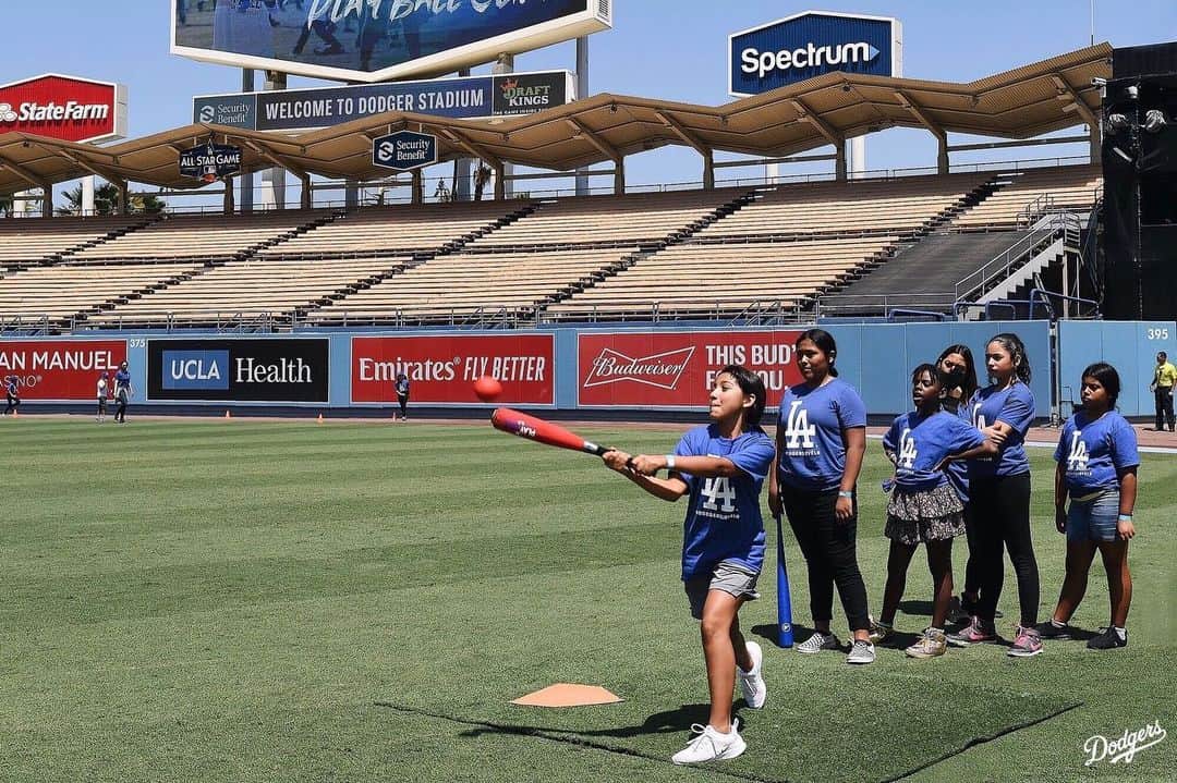 Los Angeles Dodgersさんのインスタグラム写真 - (Los Angeles DodgersInstagram)「The Dodgers, along with MLB, held a back-to-school @playball clinic with Dodger Alumni. @matt_beatybu, @edwinrios30 and @d_maydabeast also helped distribute backpacks with school supplies to 300 children from local Boys and Girls Clubs with items donated by 99 Cents Only Stores.」8月10日 8時43分 - dodgers