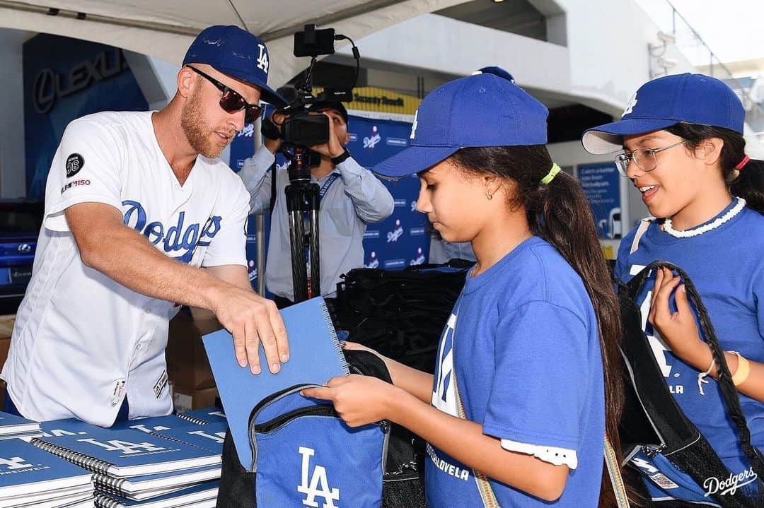 Los Angeles Dodgersさんのインスタグラム写真 - (Los Angeles DodgersInstagram)「The Dodgers, along with MLB, held a back-to-school @playball clinic with Dodger Alumni. @matt_beatybu, @edwinrios30 and @d_maydabeast also helped distribute backpacks with school supplies to 300 children from local Boys and Girls Clubs with items donated by 99 Cents Only Stores.」8月10日 8時43分 - dodgers