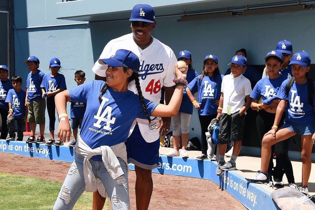 Los Angeles Dodgersさんのインスタグラム写真 - (Los Angeles DodgersInstagram)「The Dodgers, along with MLB, held a back-to-school @playball clinic with Dodger Alumni. @matt_beatybu, @edwinrios30 and @d_maydabeast also helped distribute backpacks with school supplies to 300 children from local Boys and Girls Clubs with items donated by 99 Cents Only Stores.」8月10日 8時43分 - dodgers
