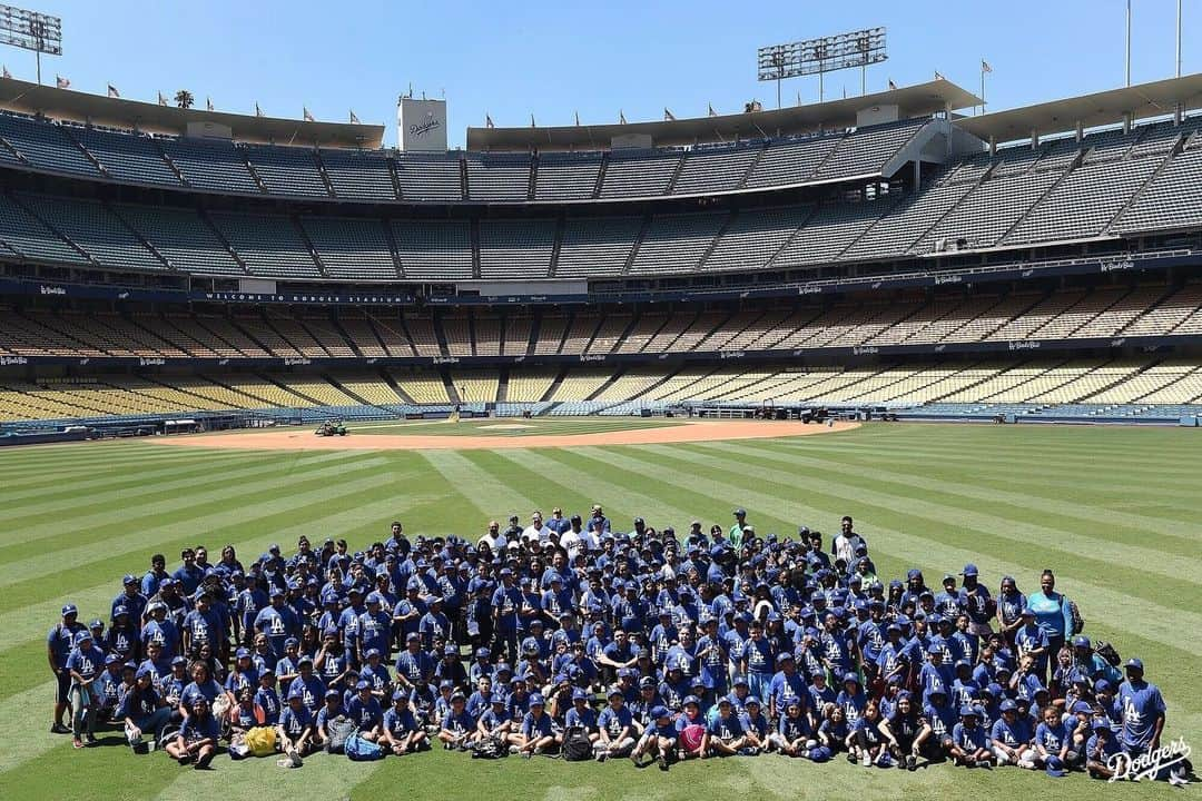 Los Angeles Dodgersさんのインスタグラム写真 - (Los Angeles DodgersInstagram)「The Dodgers, along with MLB, held a back-to-school @playball clinic with Dodger Alumni. @matt_beatybu, @edwinrios30 and @d_maydabeast also helped distribute backpacks with school supplies to 300 children from local Boys and Girls Clubs with items donated by 99 Cents Only Stores.」8月10日 8時43分 - dodgers