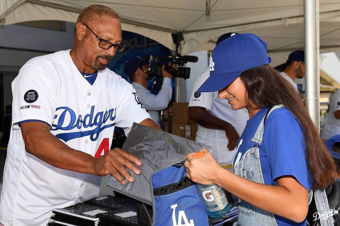 Los Angeles Dodgersさんのインスタグラム写真 - (Los Angeles DodgersInstagram)「The Dodgers, along with MLB, held a back-to-school @playball clinic with Dodger Alumni. @matt_beatybu, @edwinrios30 and @d_maydabeast also helped distribute backpacks with school supplies to 300 children from local Boys and Girls Clubs with items donated by 99 Cents Only Stores.」8月10日 8時43分 - dodgers